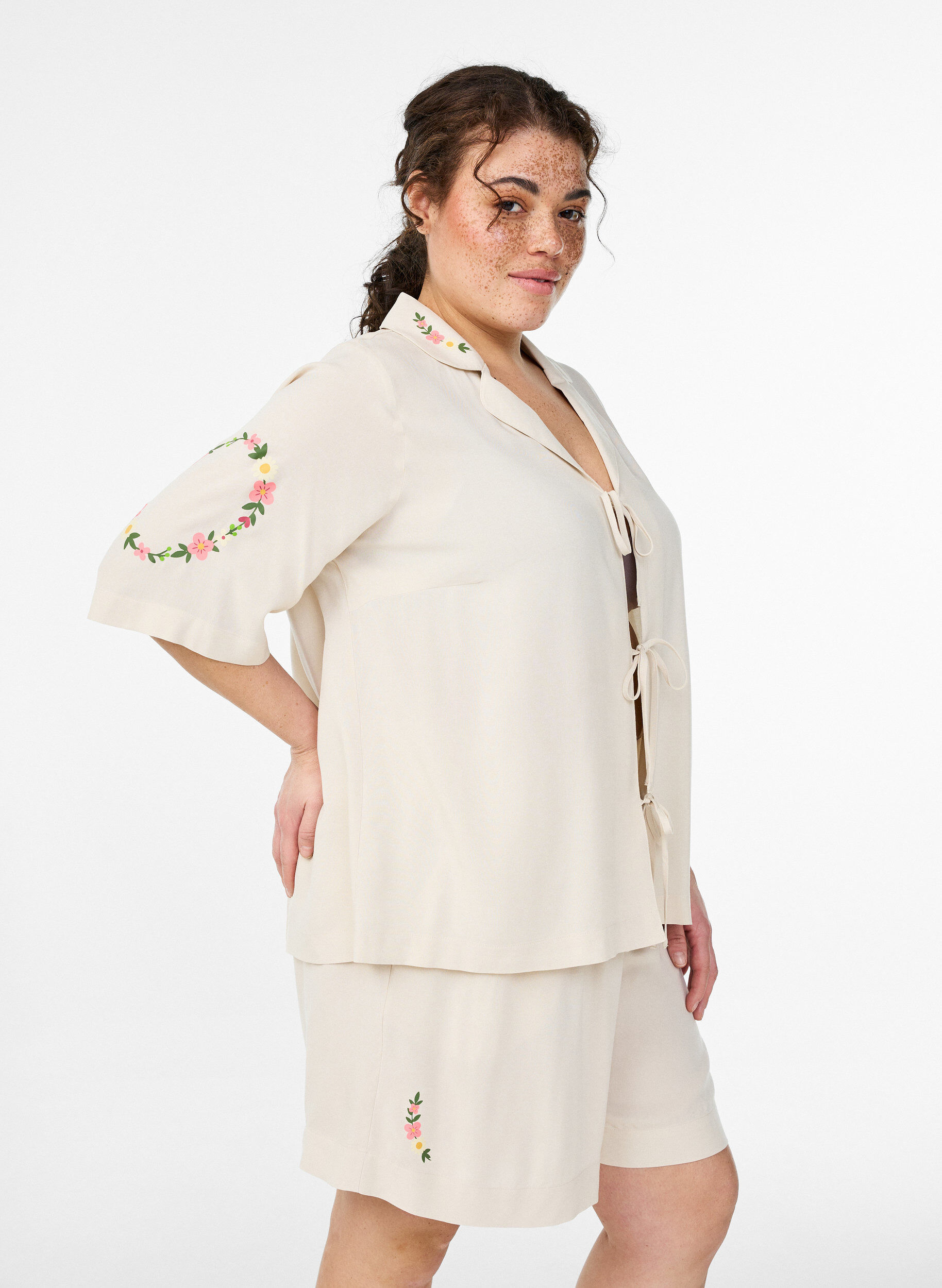 Zizzi Lockere Pyjamashorts aus Viskose mit hoher Taille, Beige, Model image number 0