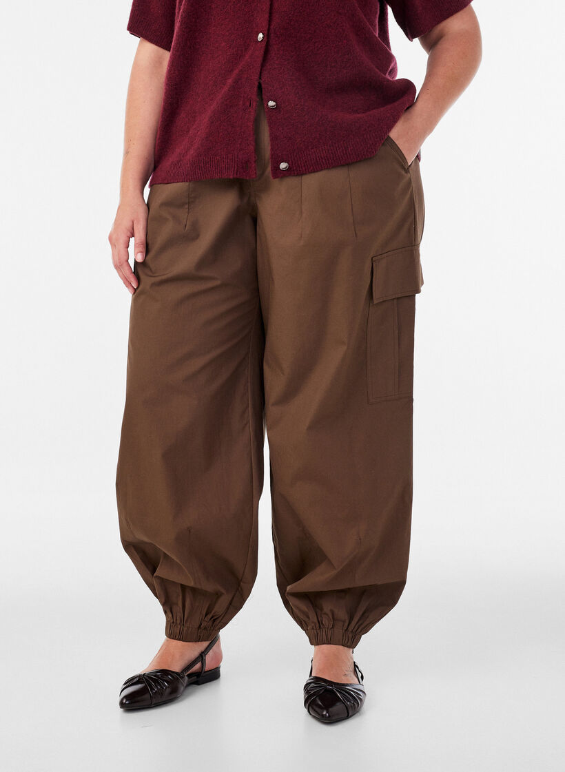 Baumwoll-Cargohose mit Ballonbein, Braun, Model image number 2