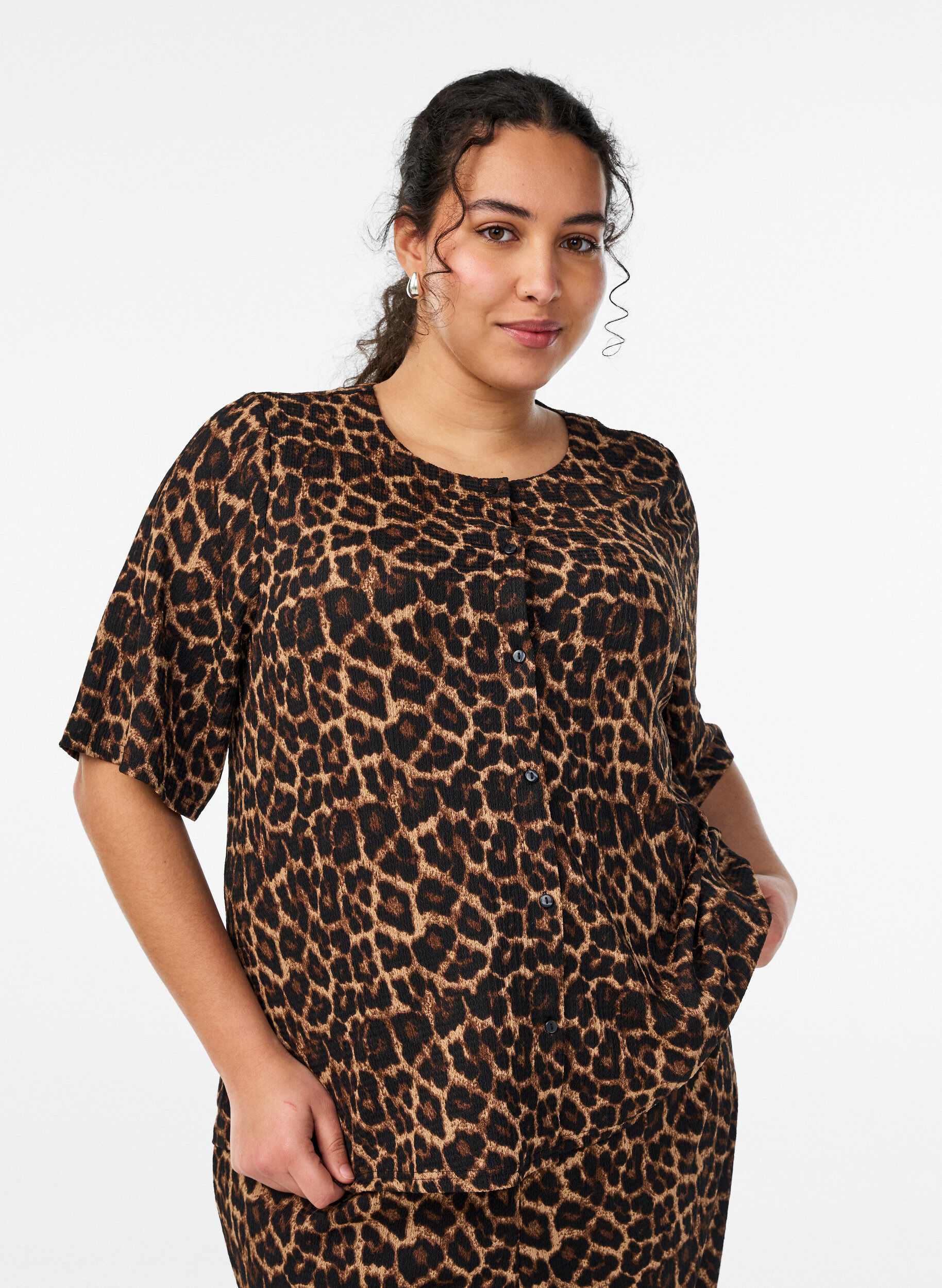 Zizzi Kurz&auml;rmelige Bluse mit Struktur und Knopfleiste, Schwarz, Model image number 0