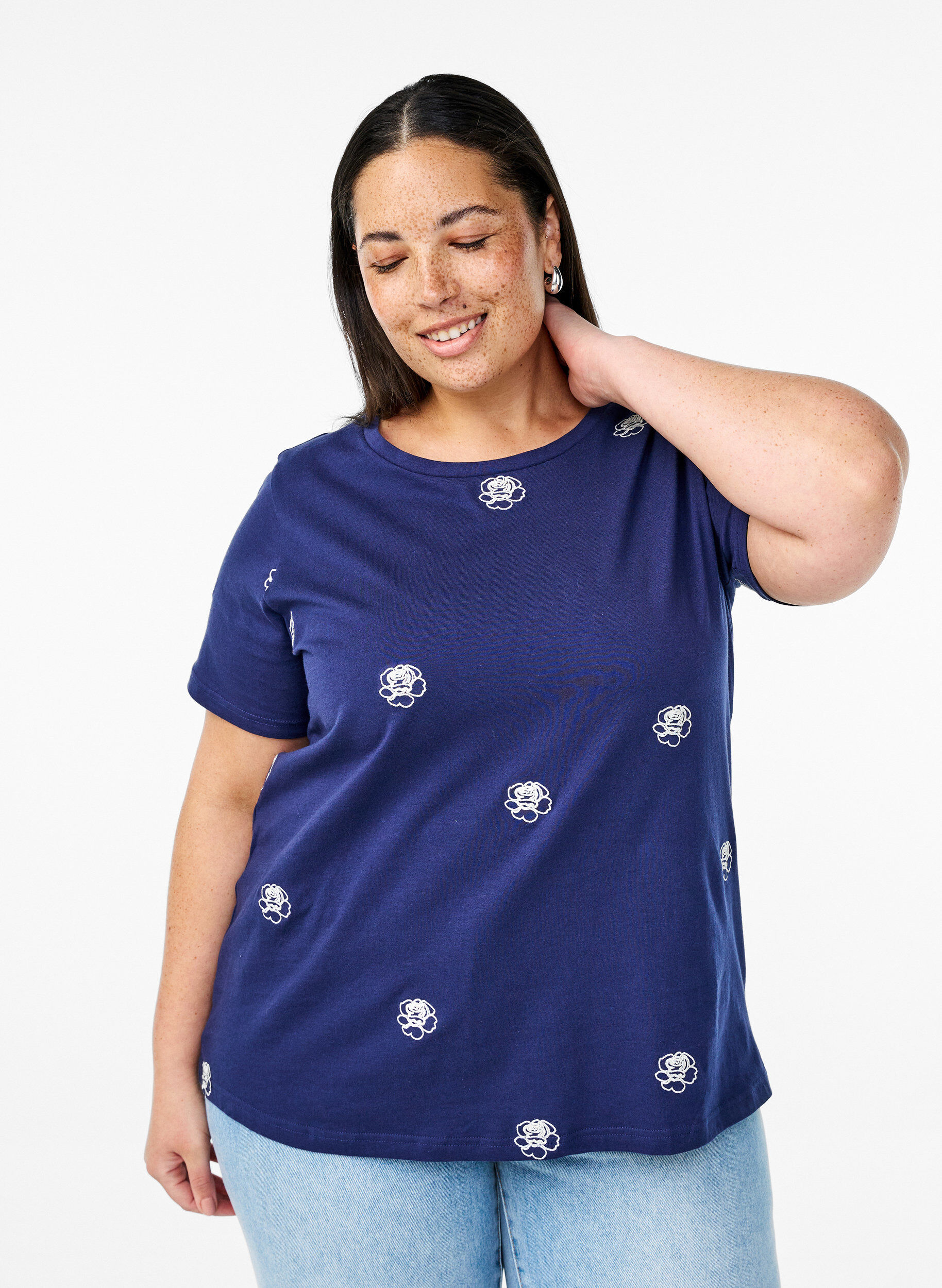 Zizzi T-Shirt aus Bio-Baumwolle mit aufgestickten Motiven, Blau, Model image number 0