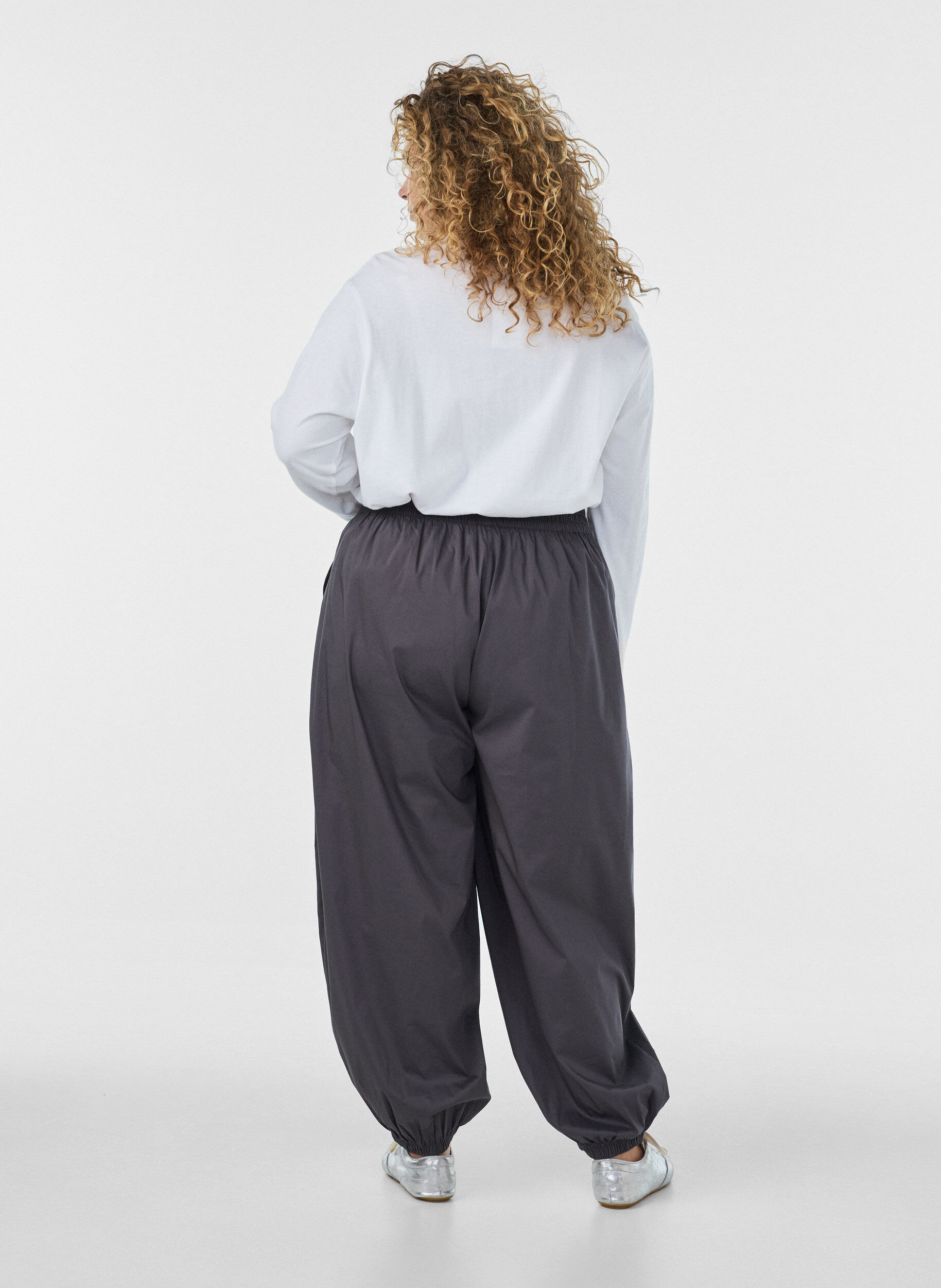 ZizziBallonhose mit Taschen und elastischem Bund, Grau, Model image number 1