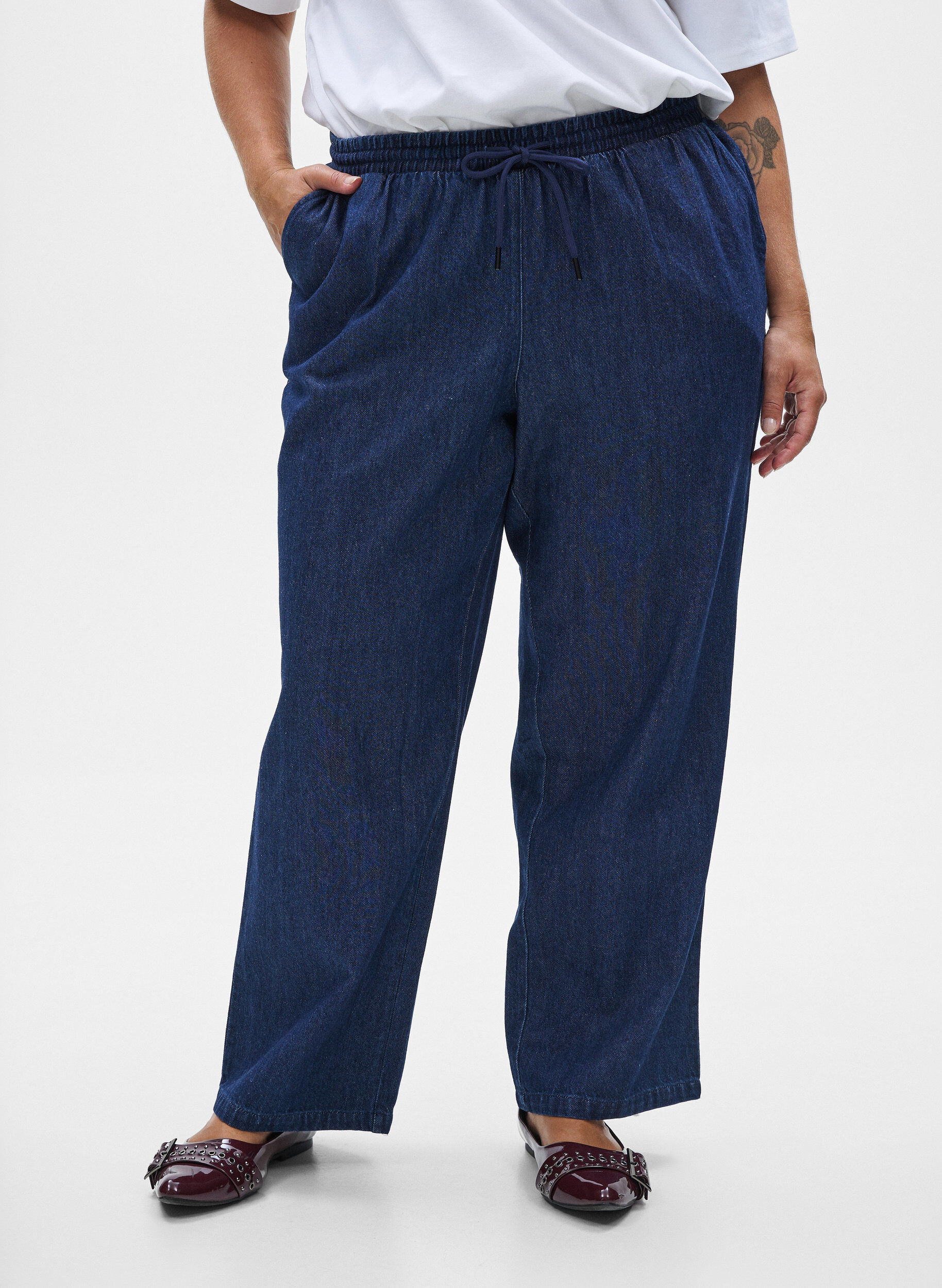 ZizziGerade geschnittene Jeans mit elastischem Bund, Blau, Model image number 2