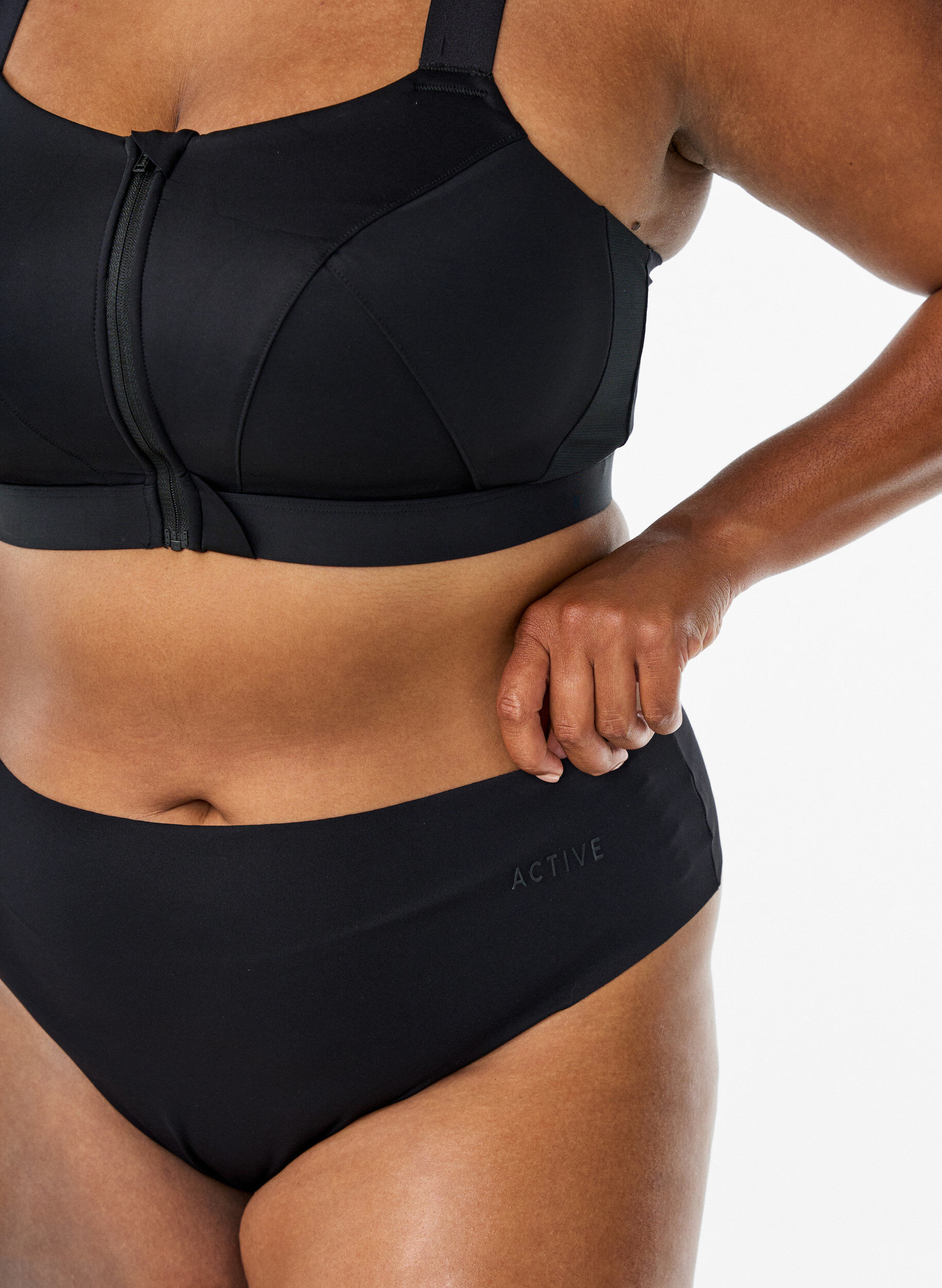 Zizzi 2er-Pack unsichtbare G-String Trainingsslips, Schwarz, Model image number 2