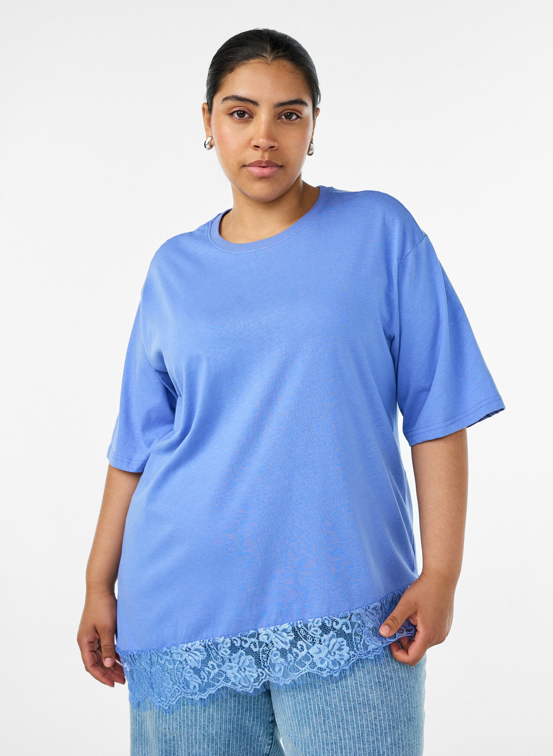T-Shirt mit asymmetrischem Spitzensaum, lila, Model