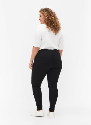 Super Slim Amy Jeans mit hoher Taille, Black, Model image number 1