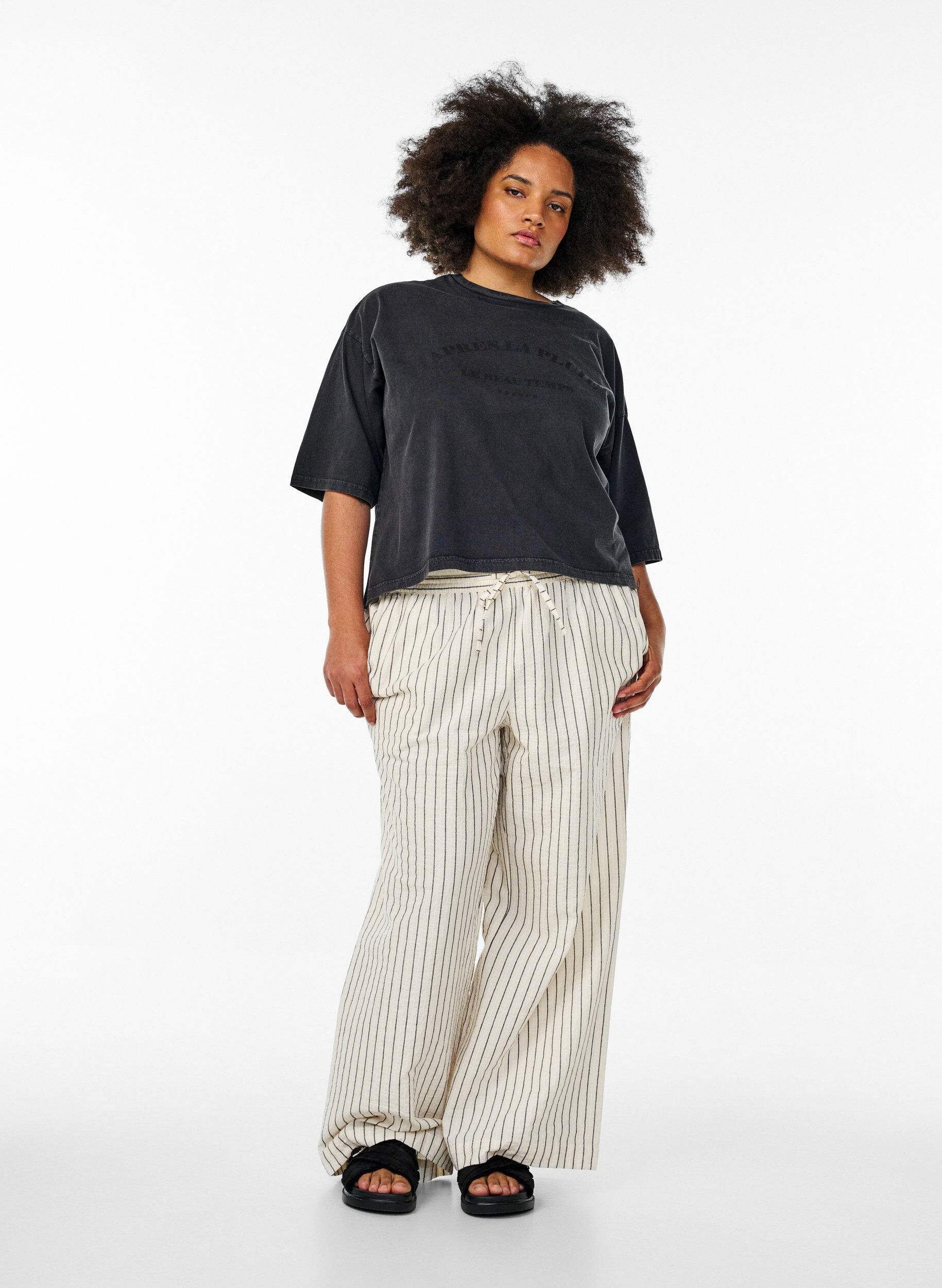 Zizzi Kurzes T-Shirt mit Lockere Passform, Grau, Model image number 1