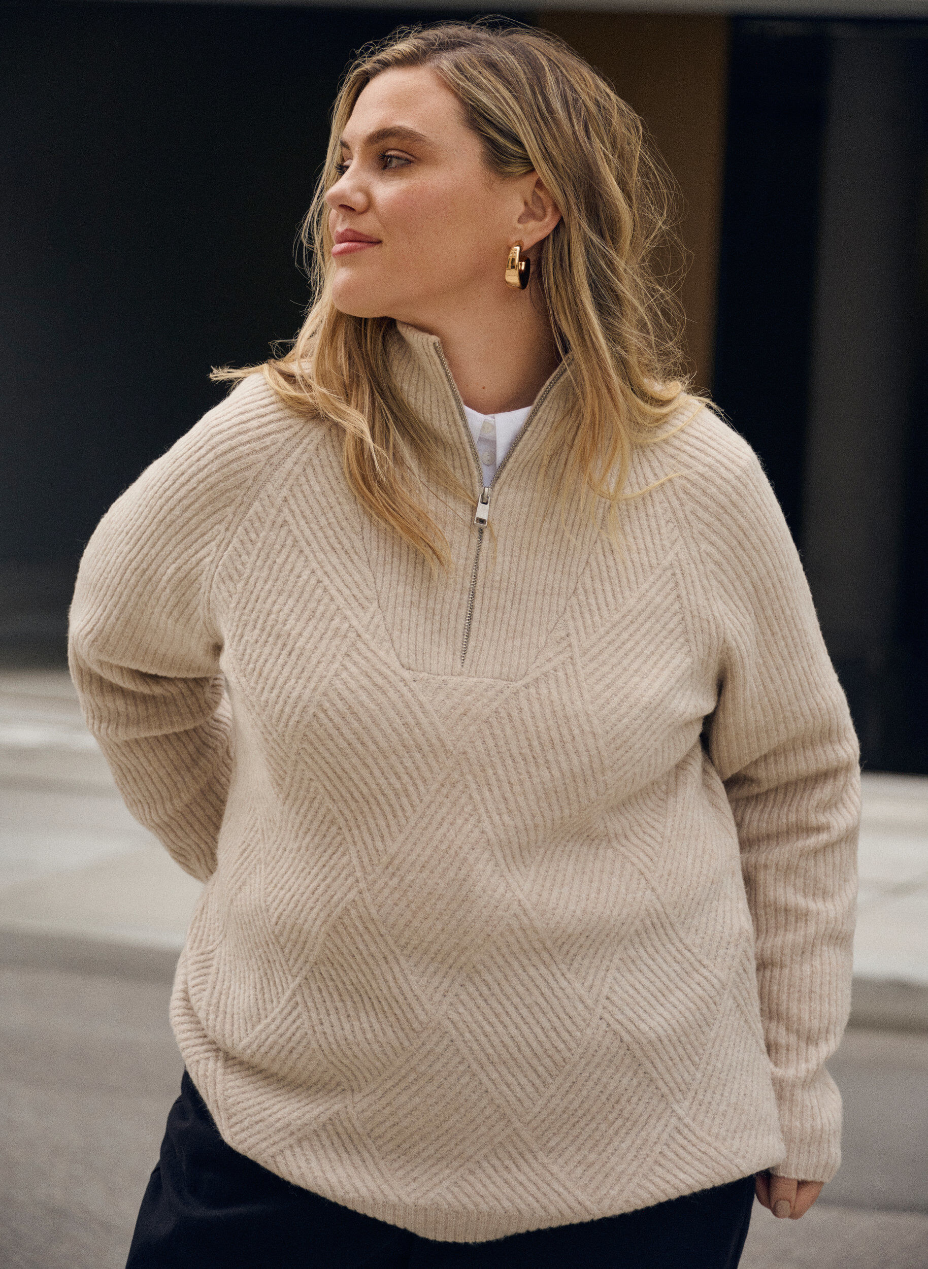 Zizzi Strickpullover mit hohem Kragen und Harlekinmuster, Beige, Image image number 0