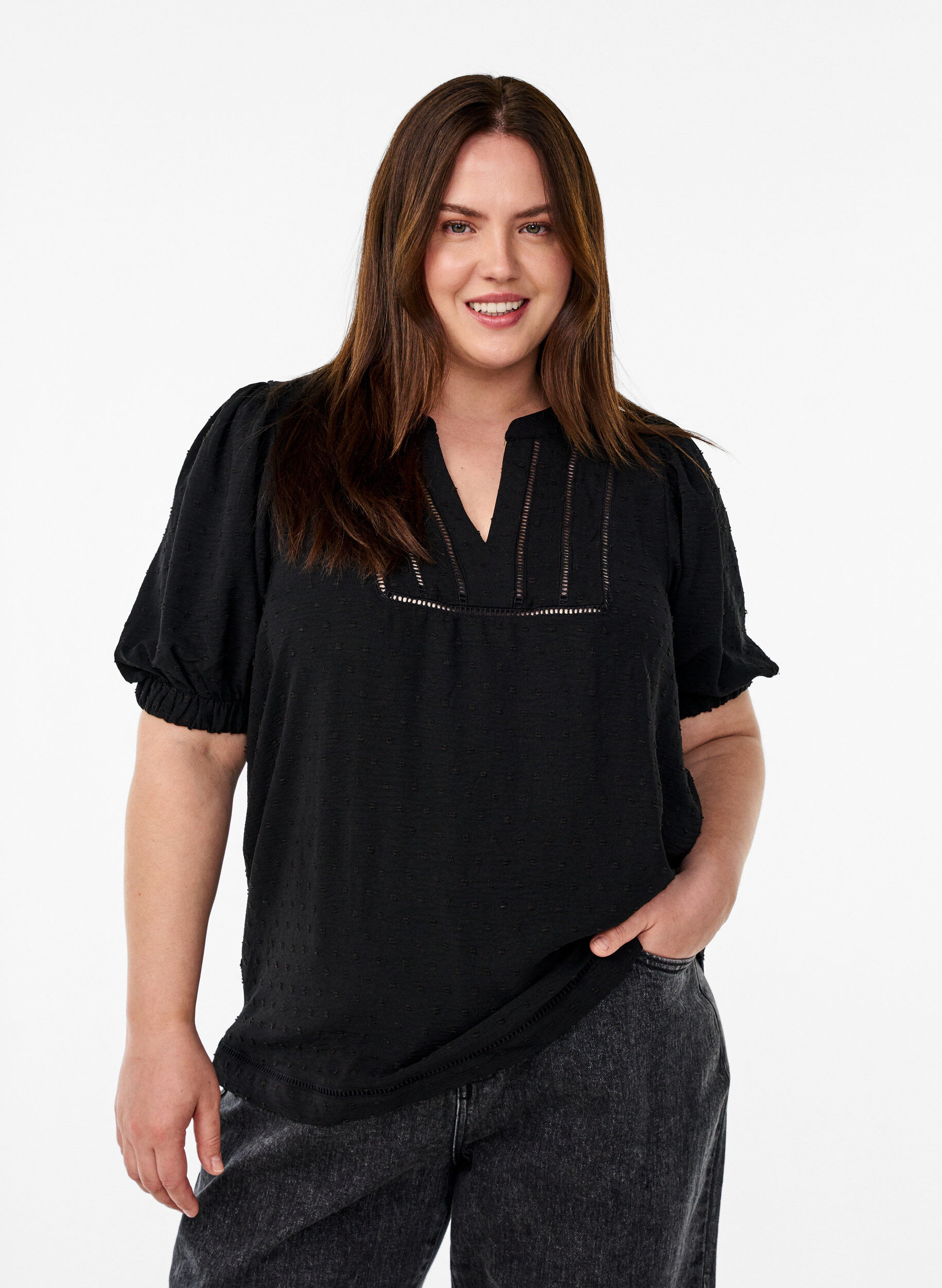 Zizzi Bluse mit kurzen Puff&auml;rmeln und gepunkteter Textur, Black, Model image number 0