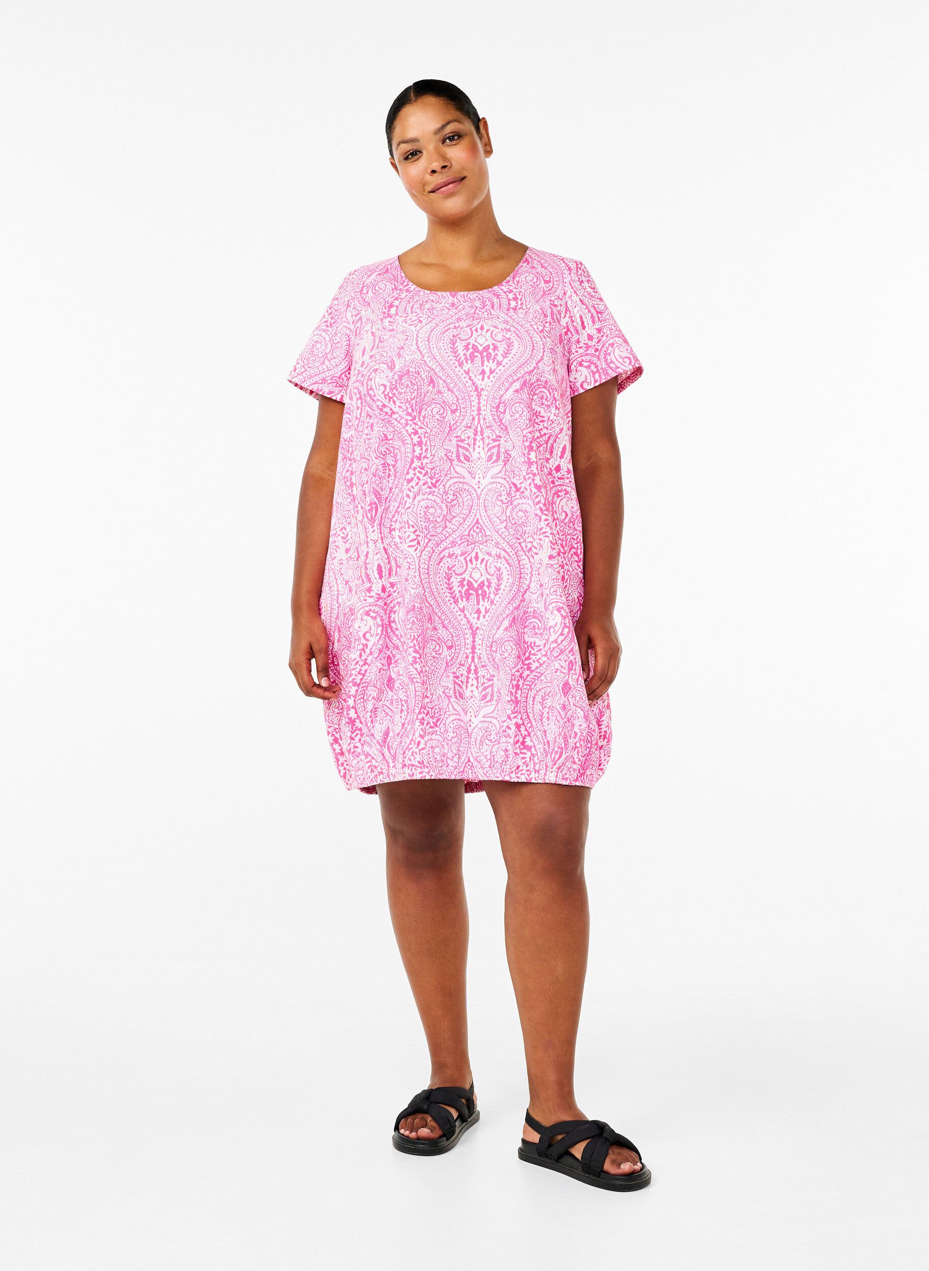 Zizzi Kurz&auml;rmliges Baumwollkleid mit Paisley-Print, Pink, Model image number 1