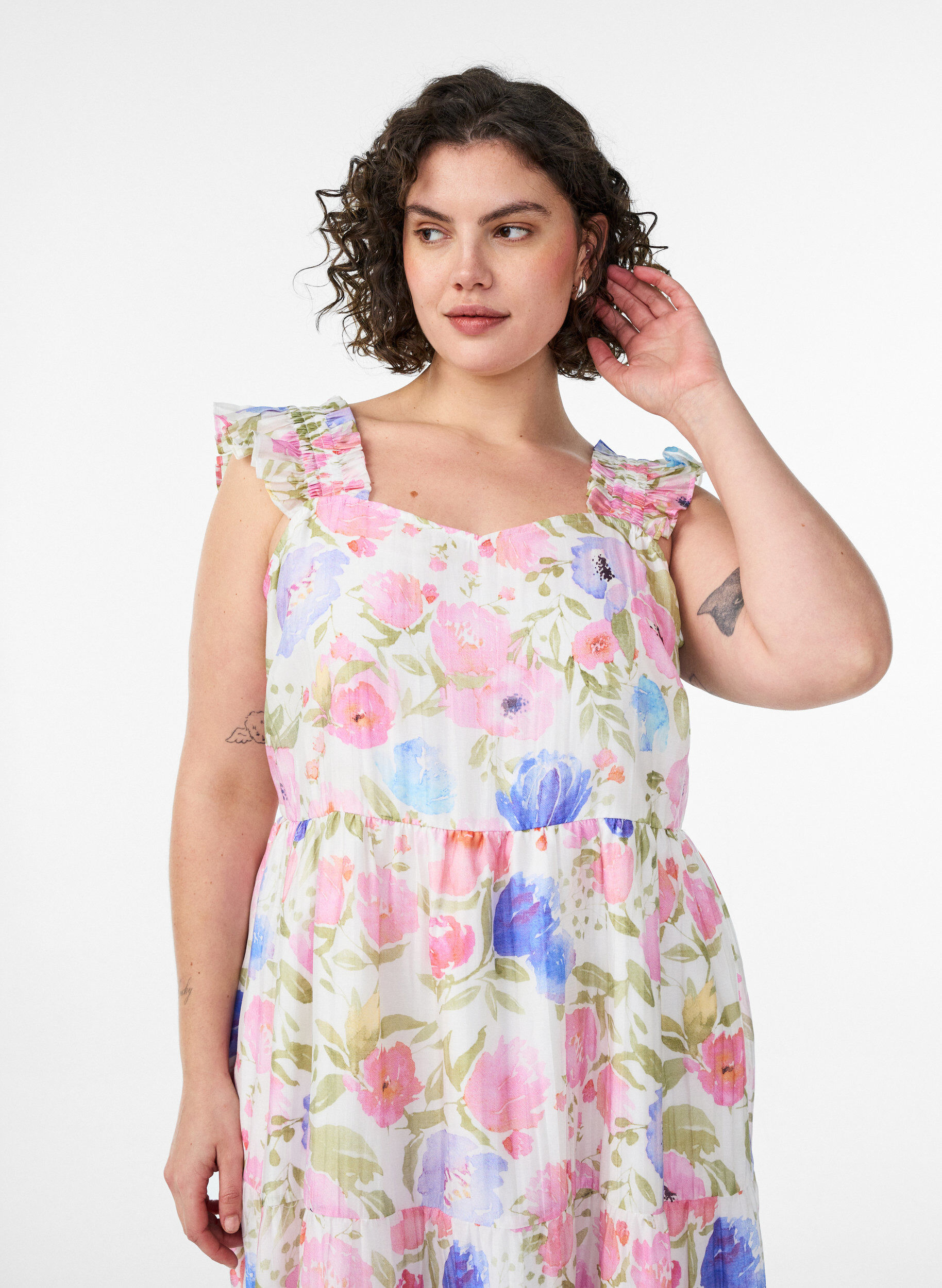 Zizzi Langes gebl&uuml;mtes Kleid aus Lyocell mit R&uuml;schen, Wei&szlig;, Model image number 3