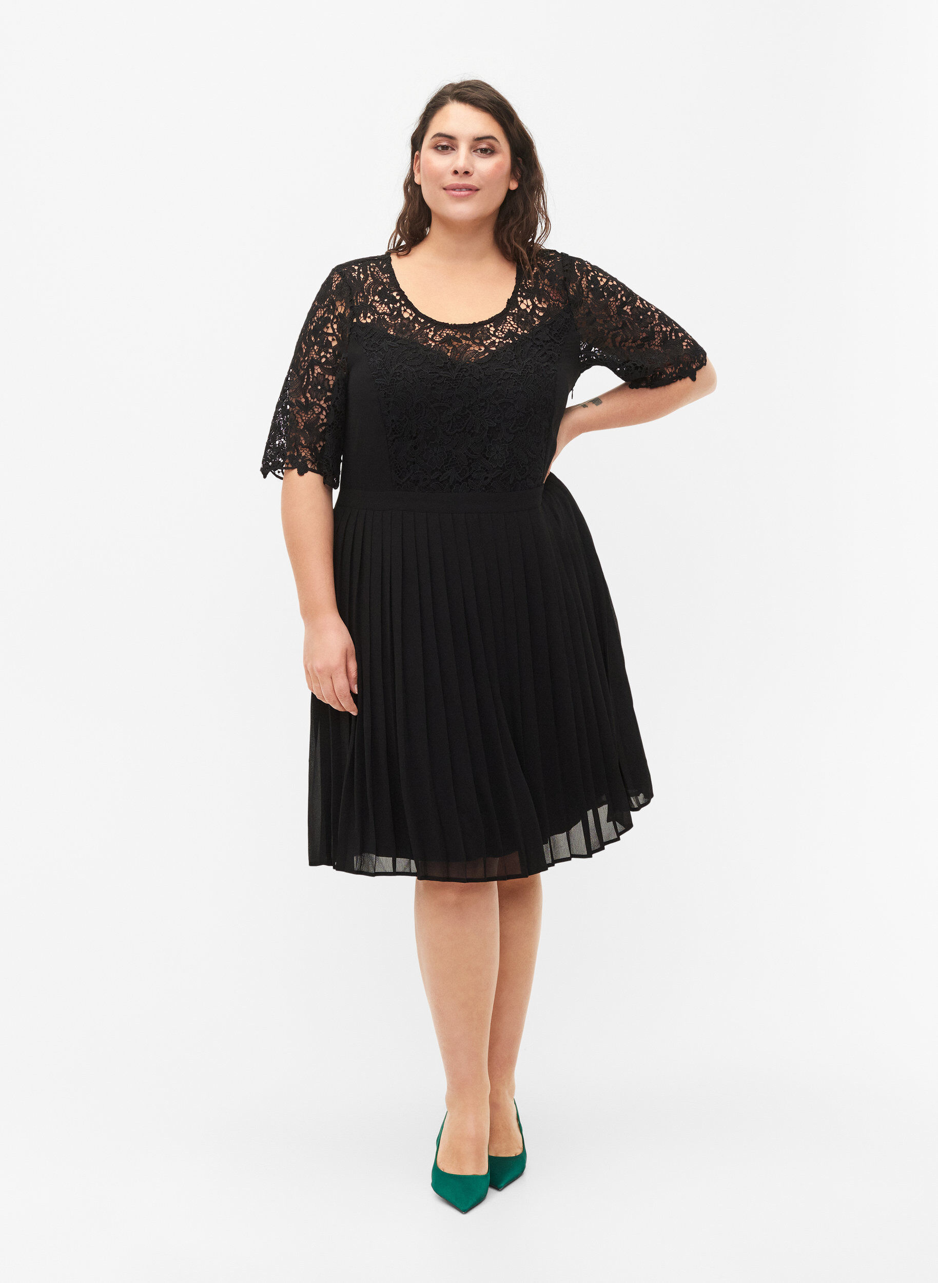 Zizzi Kurz&auml;rmeliges Kleid mit Spitzenoberteil, Black, Model image number 2