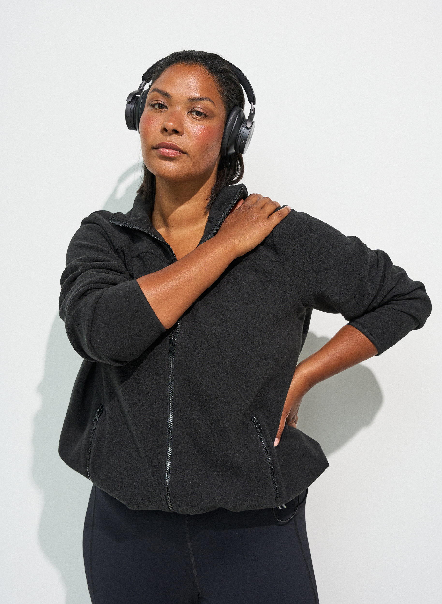 Fleecejacke mit Taschen, Schwarz, Model