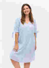 Gestreiftes Hemdkleid aus Baumwolle, Blue Stripe, Model