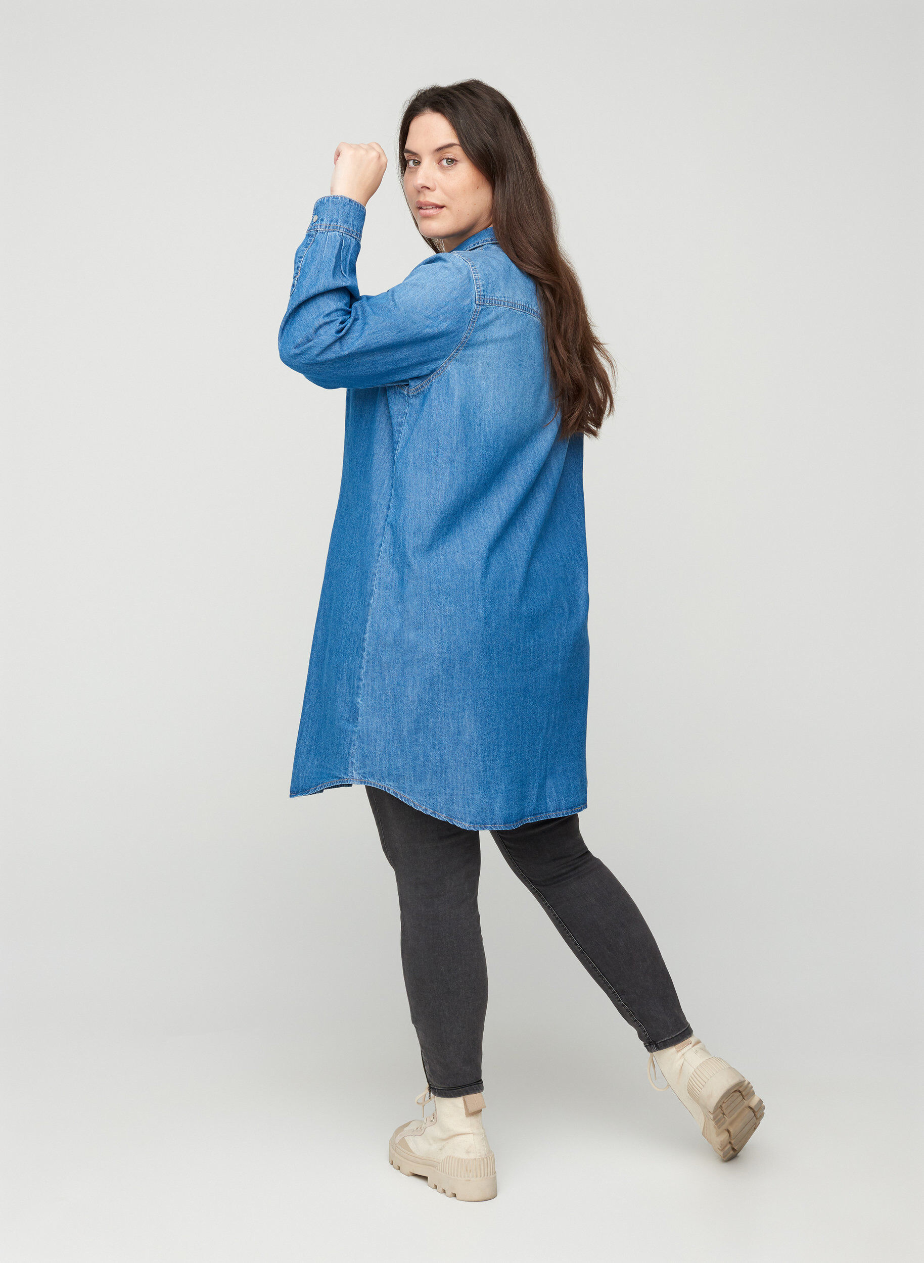 Zizzi Lange Denim-Hemdbluse aus Baumwolle, Blue denim, Model image number 1