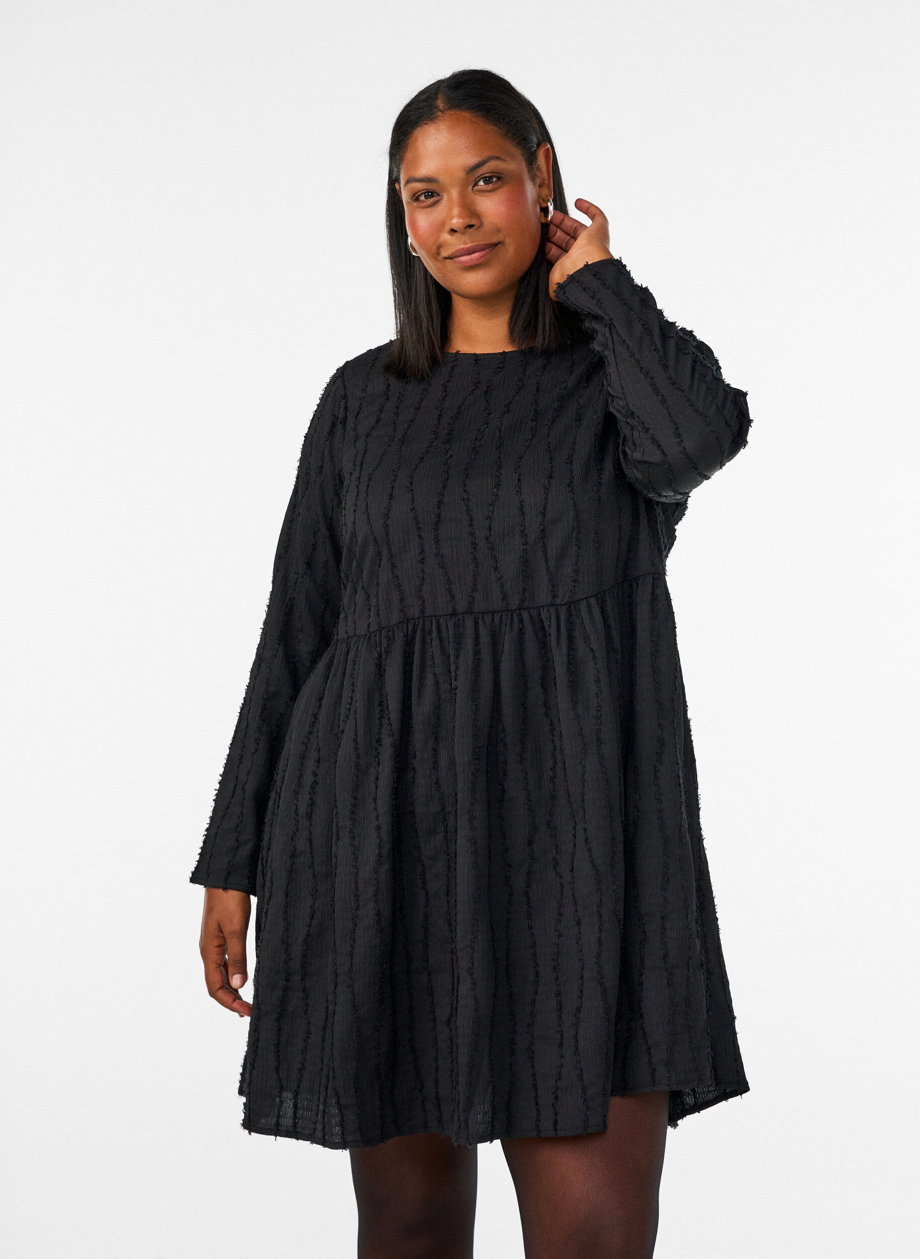 Kurzes Jerseykleid mit welligem Strukturmuster, Schwarz, Model