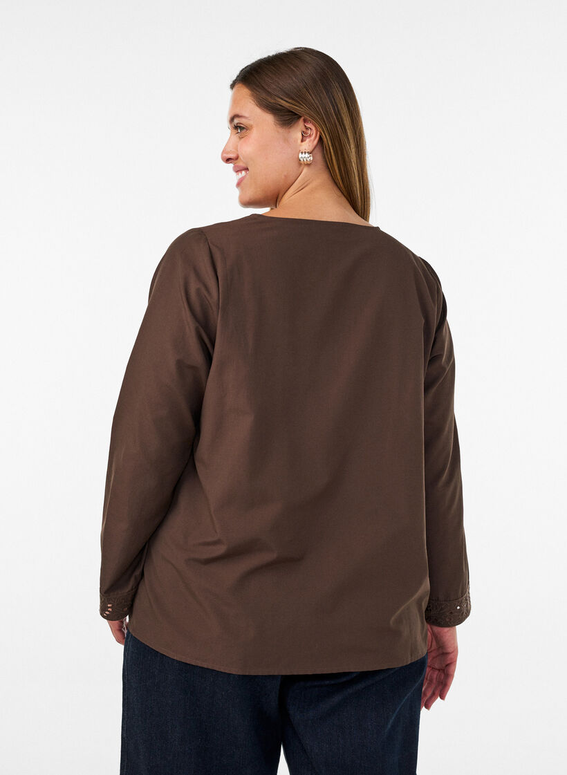 Hemdbluse mit Lochstickerei, Braun, Model image number 2