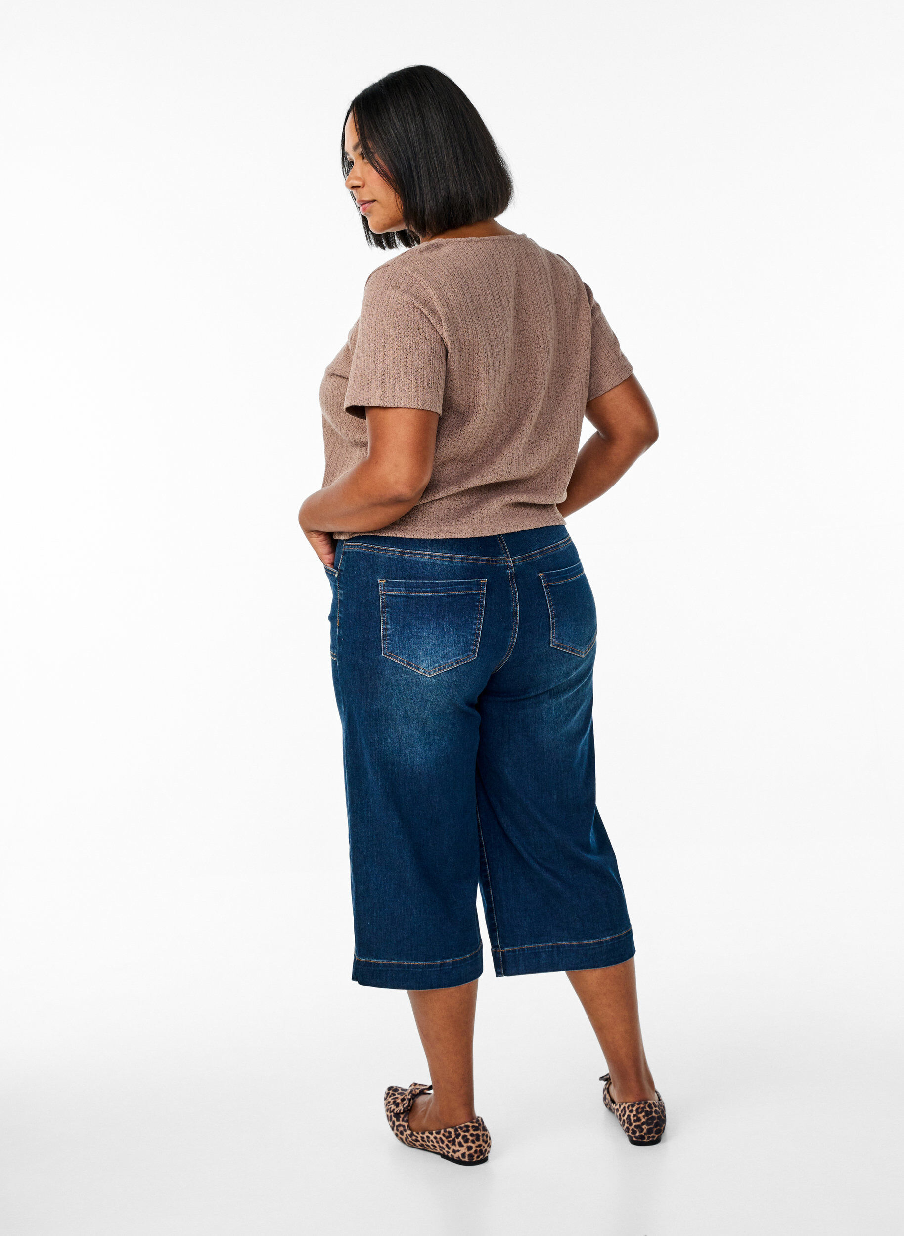 Zizzi Denim-Knickers mit weiten Beinen, Blau, Model image number 1