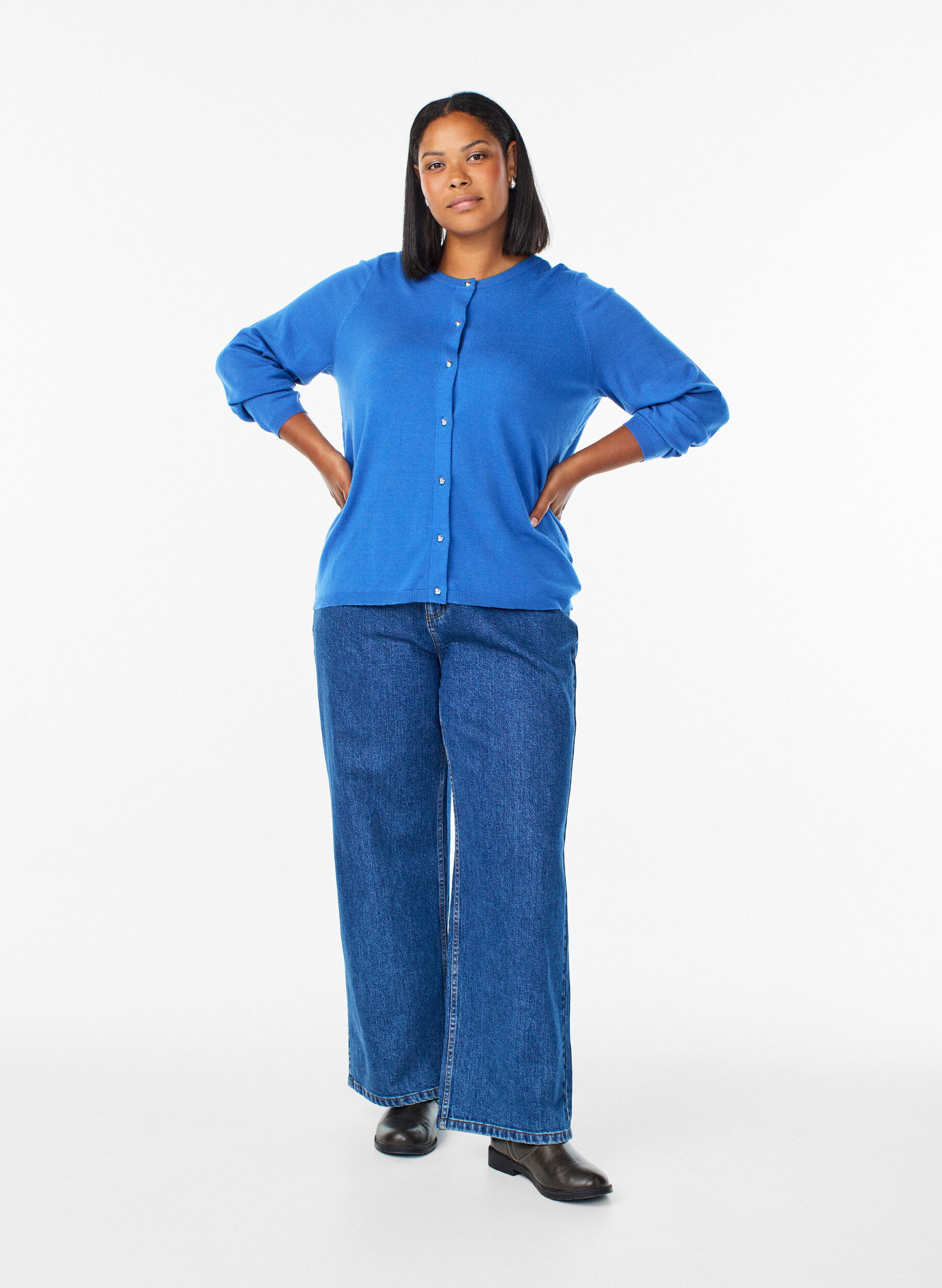 Zizzi Cardigan mit runden Kn&ouml;pfen, Blau, Model image number 1