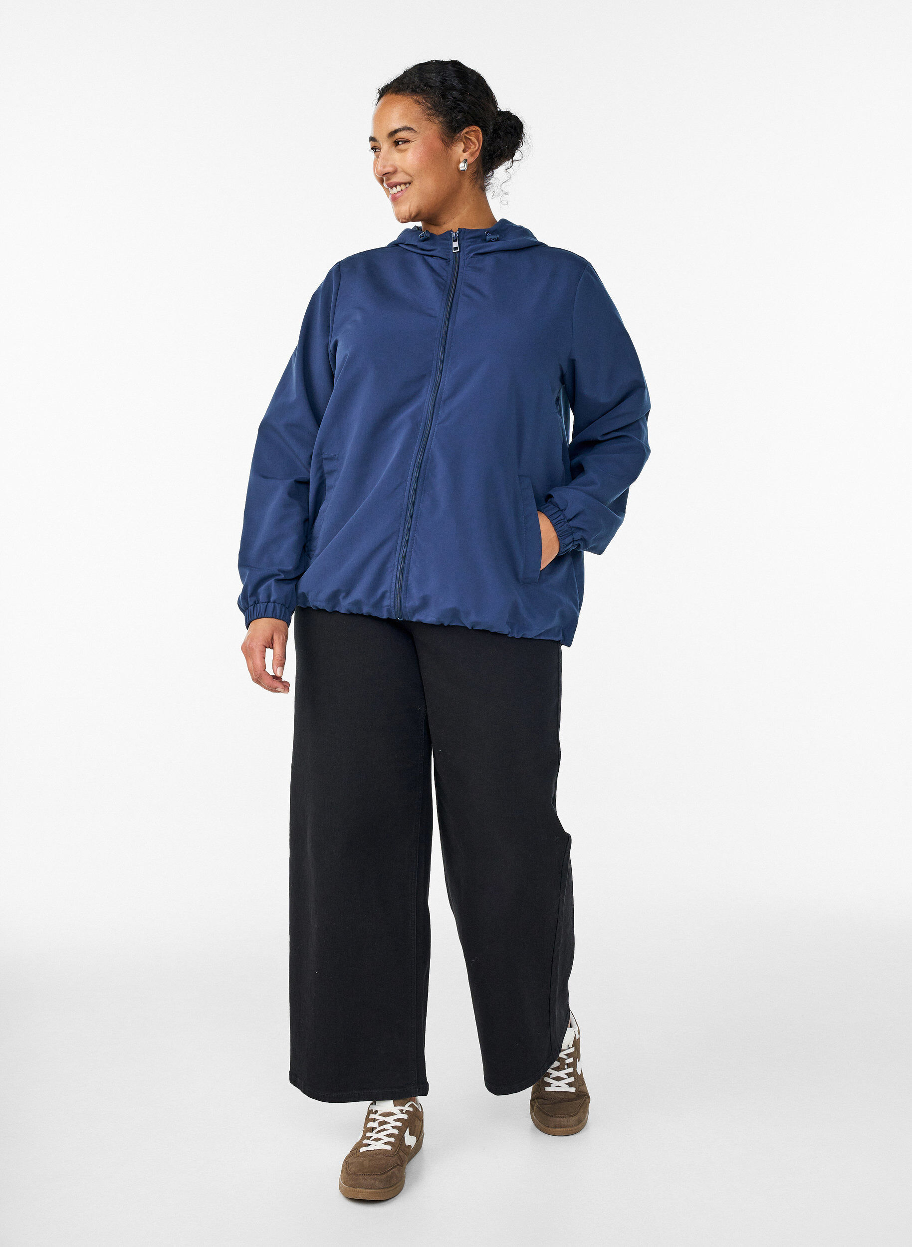 Zizzi Leichte Jacke mit Kapuze und Rei&szlig;verschluss, Blau, Model image number 1