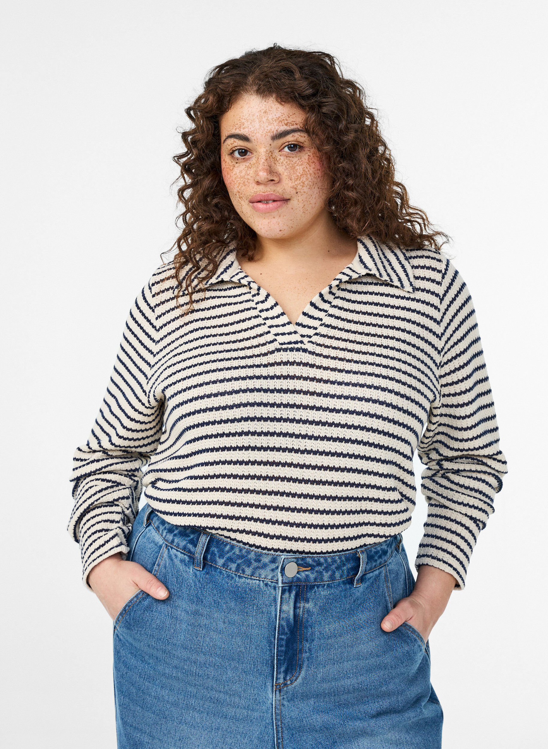 Zizzi Gestreifte Bluse aus Jersey mit Kragen und V-Ausschnitt, Beige, Model image number 0