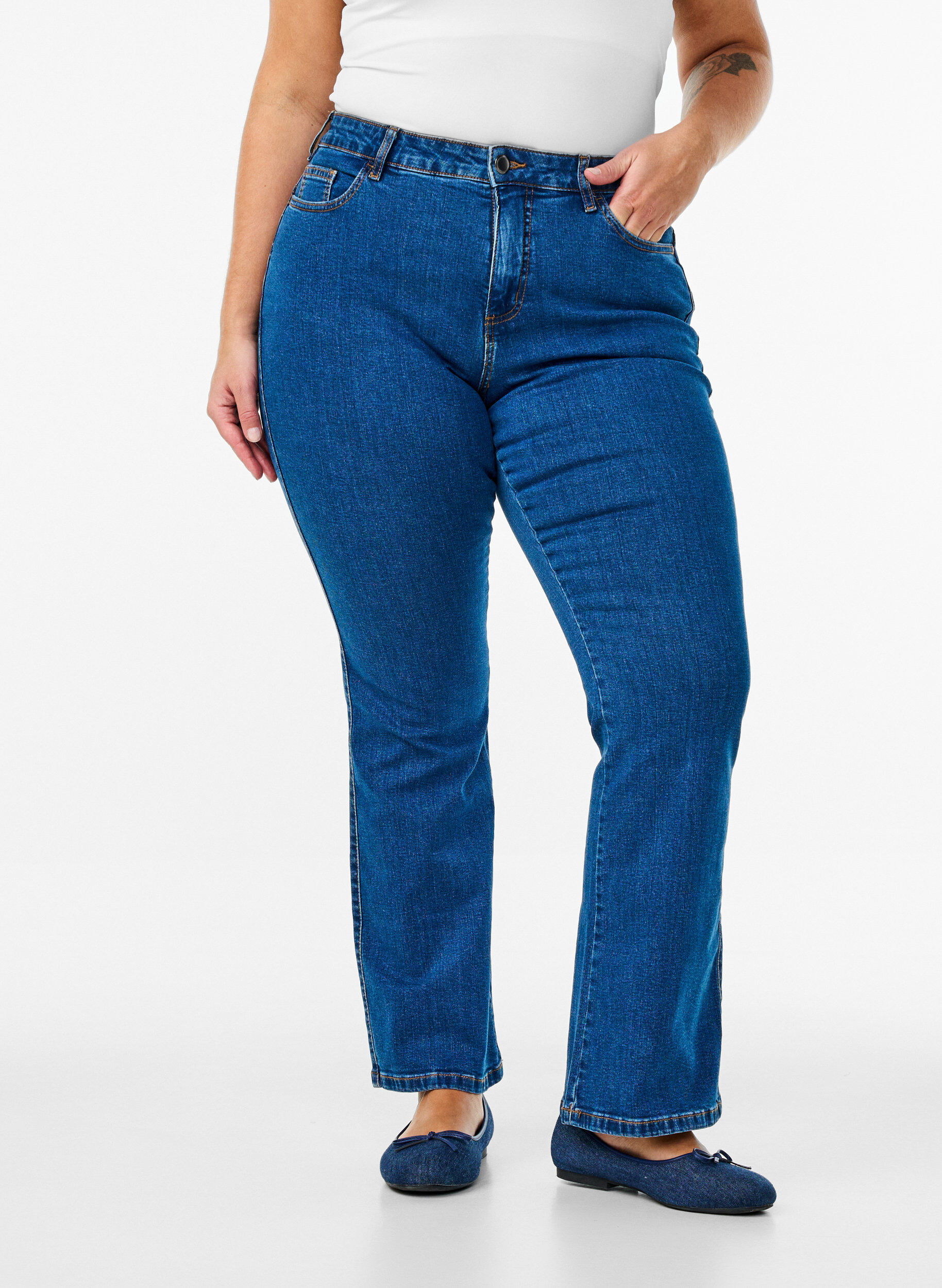 Zizzi Ellen Bootcut-Jeans mit hoher Taille, Blau, Model image number 2