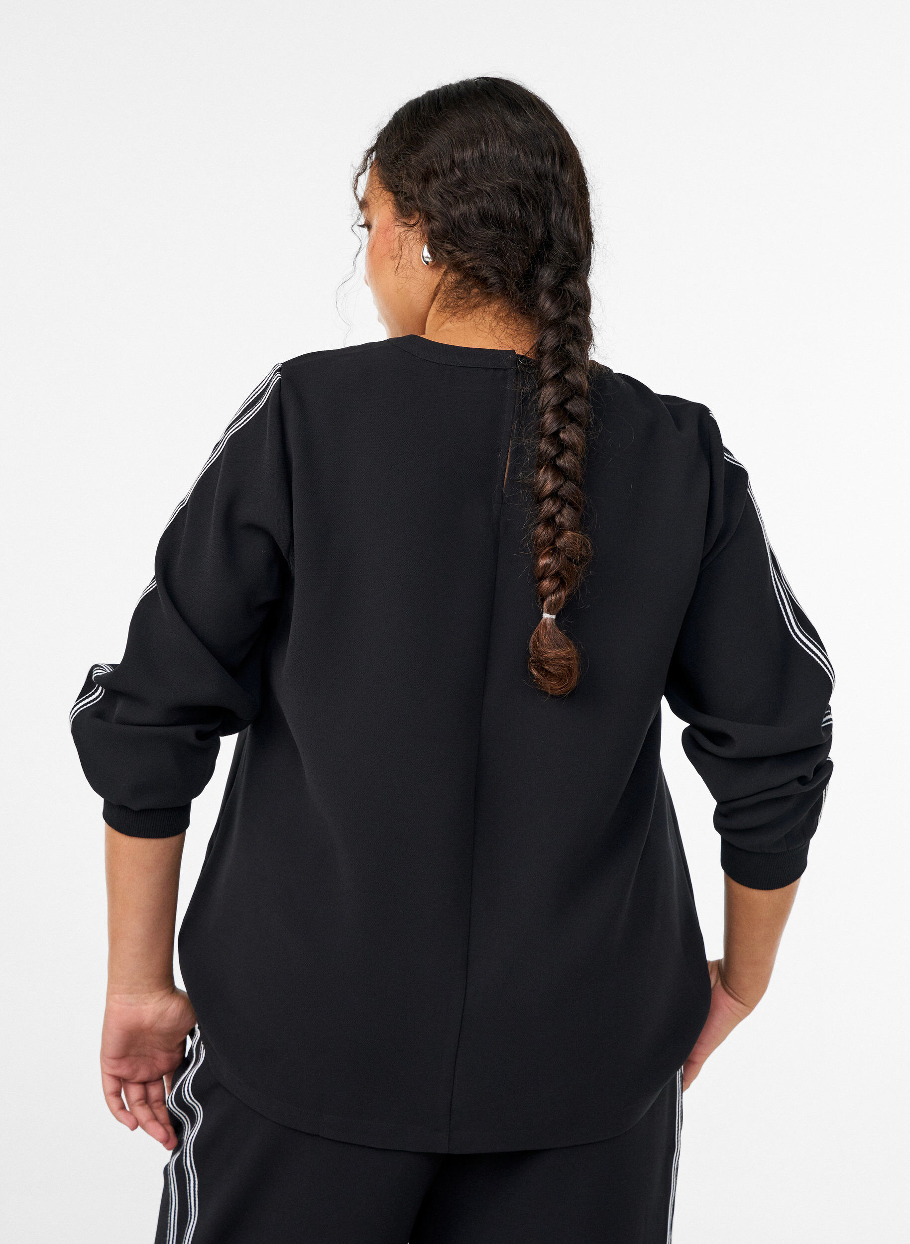 Zizzi Bluse mit Streifendetail an den &Auml;rmeln, Schwarz, Model image number 2