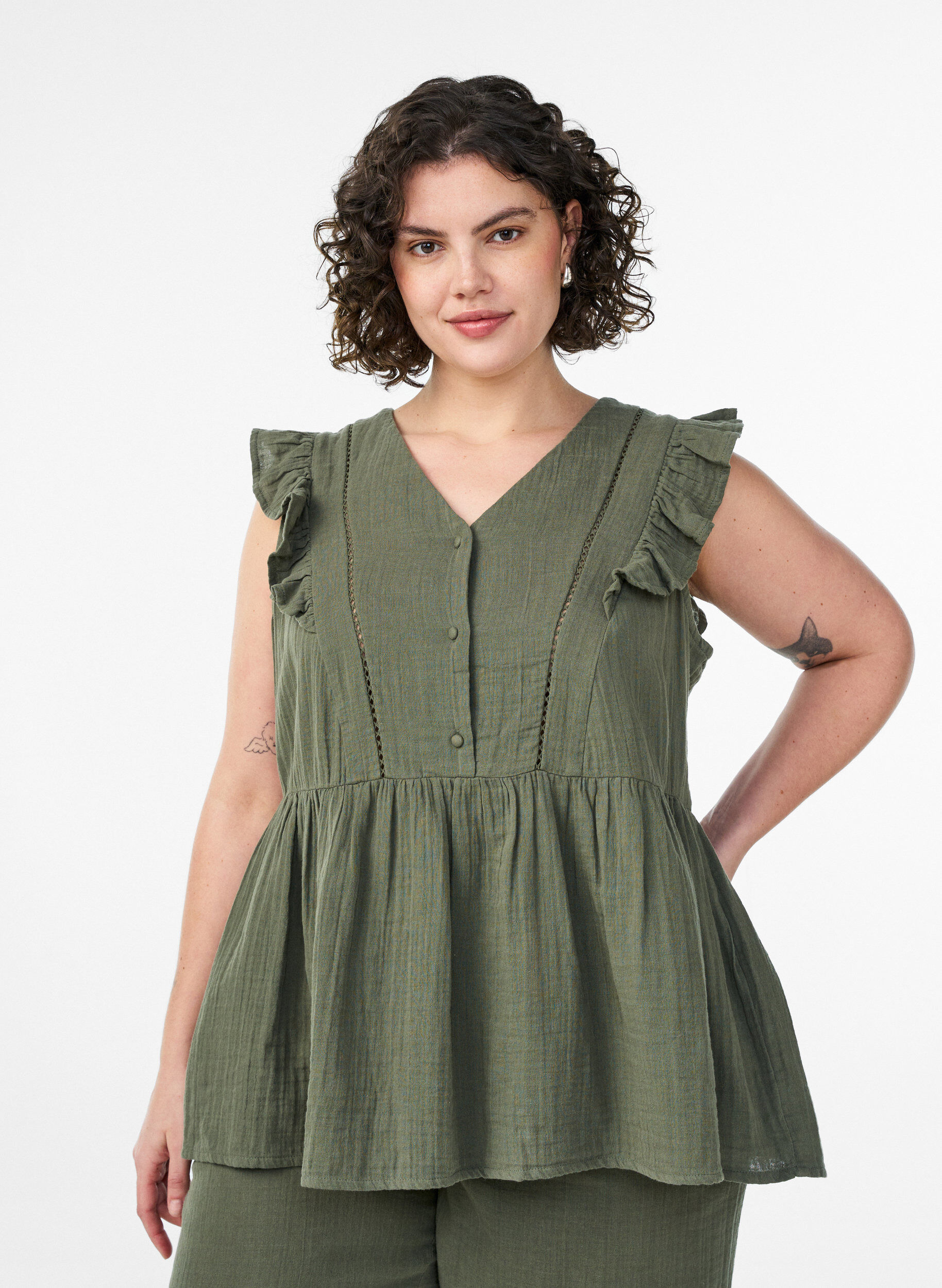 Zizzi&Auml;rmellose Bluse aus Baumwoll-Musselin mit R&uuml;schen, Gr&uuml;n, Model image number 0
