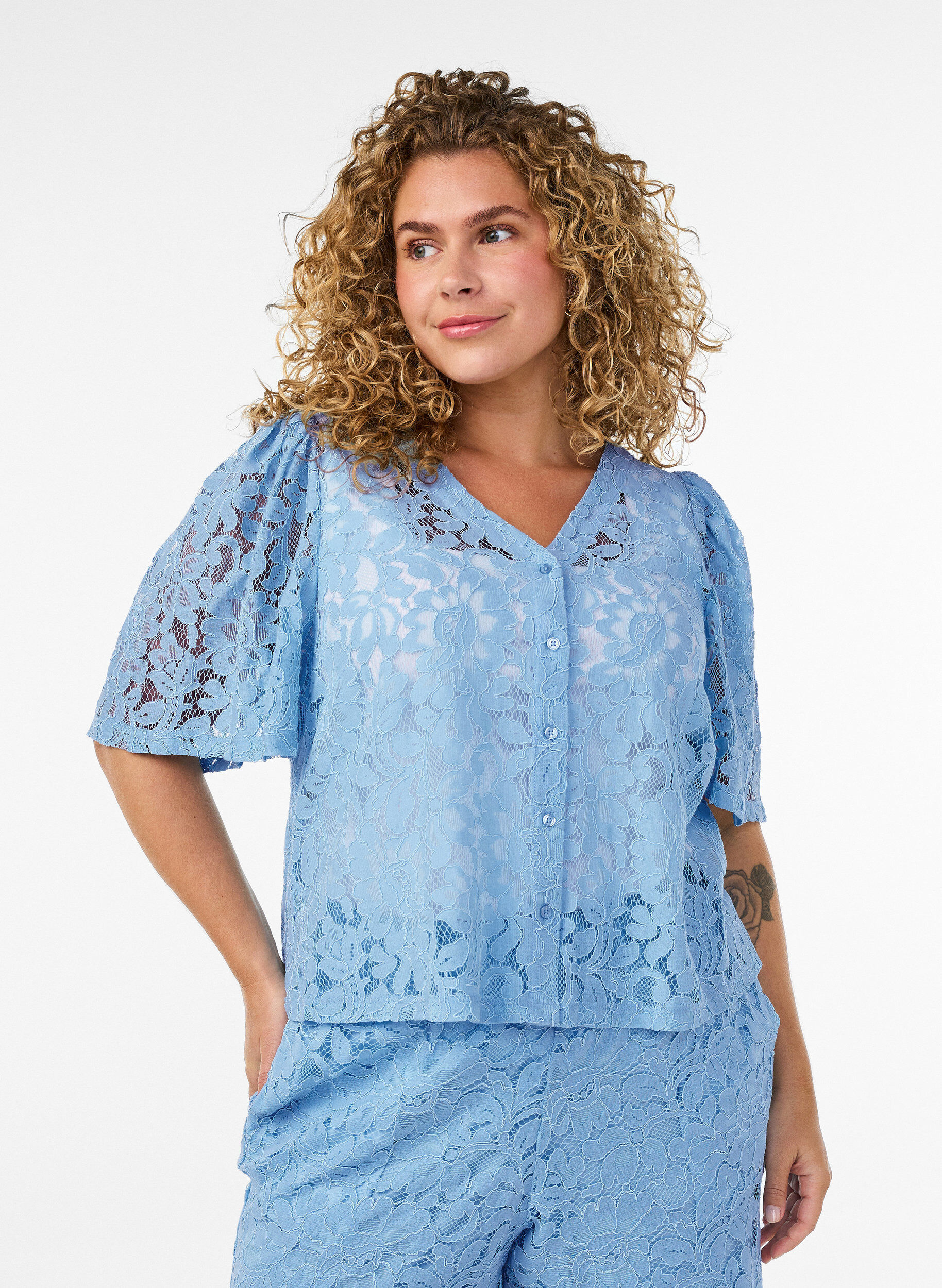 Shorts aus Spitze mit hoher Taille und Taschen, Blau, Model