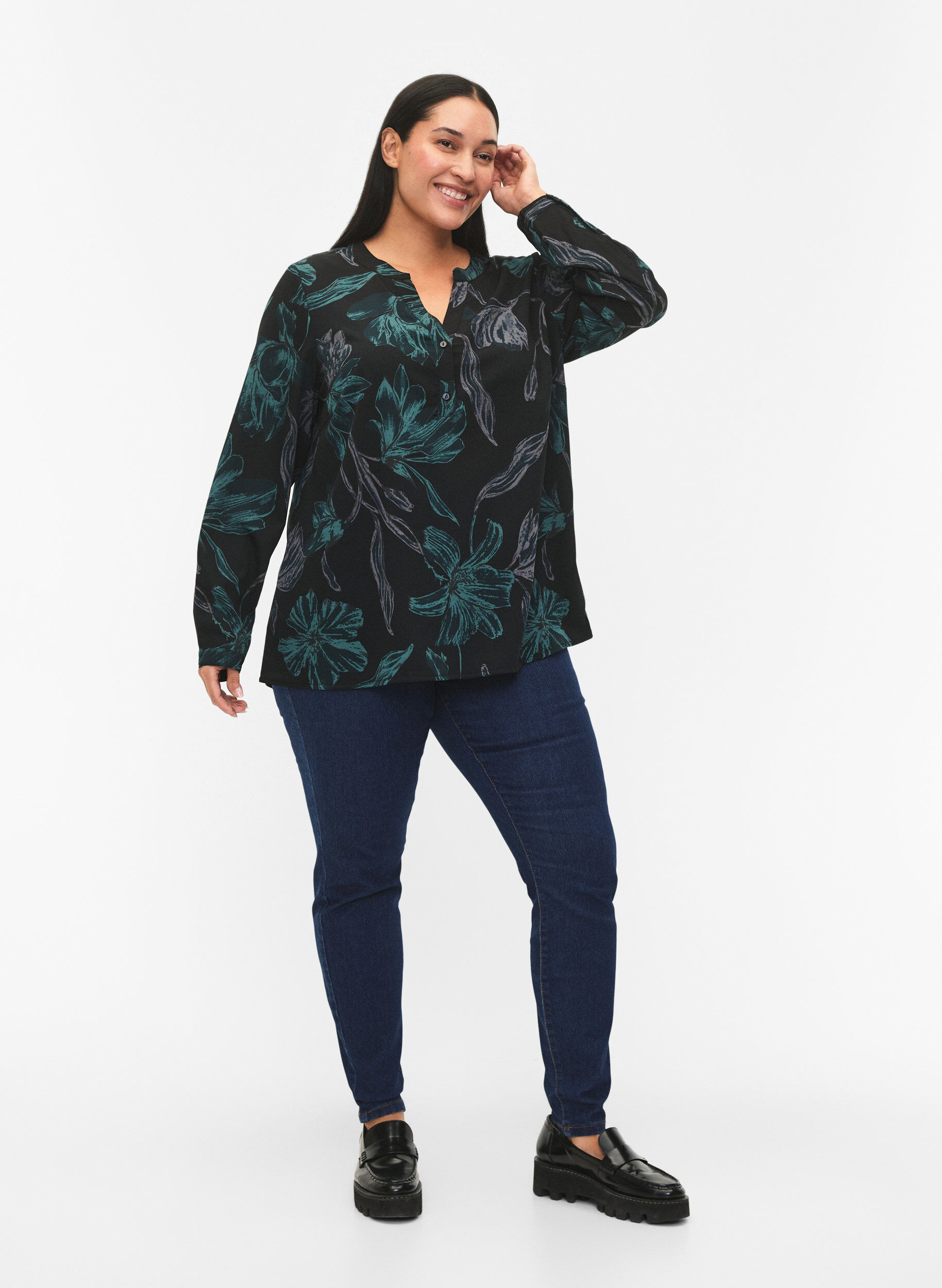 Zizzi FLASH &ndash; Lang&auml;rmlige Bluse mit Druck, Black Scarab Flower, Model image number 2