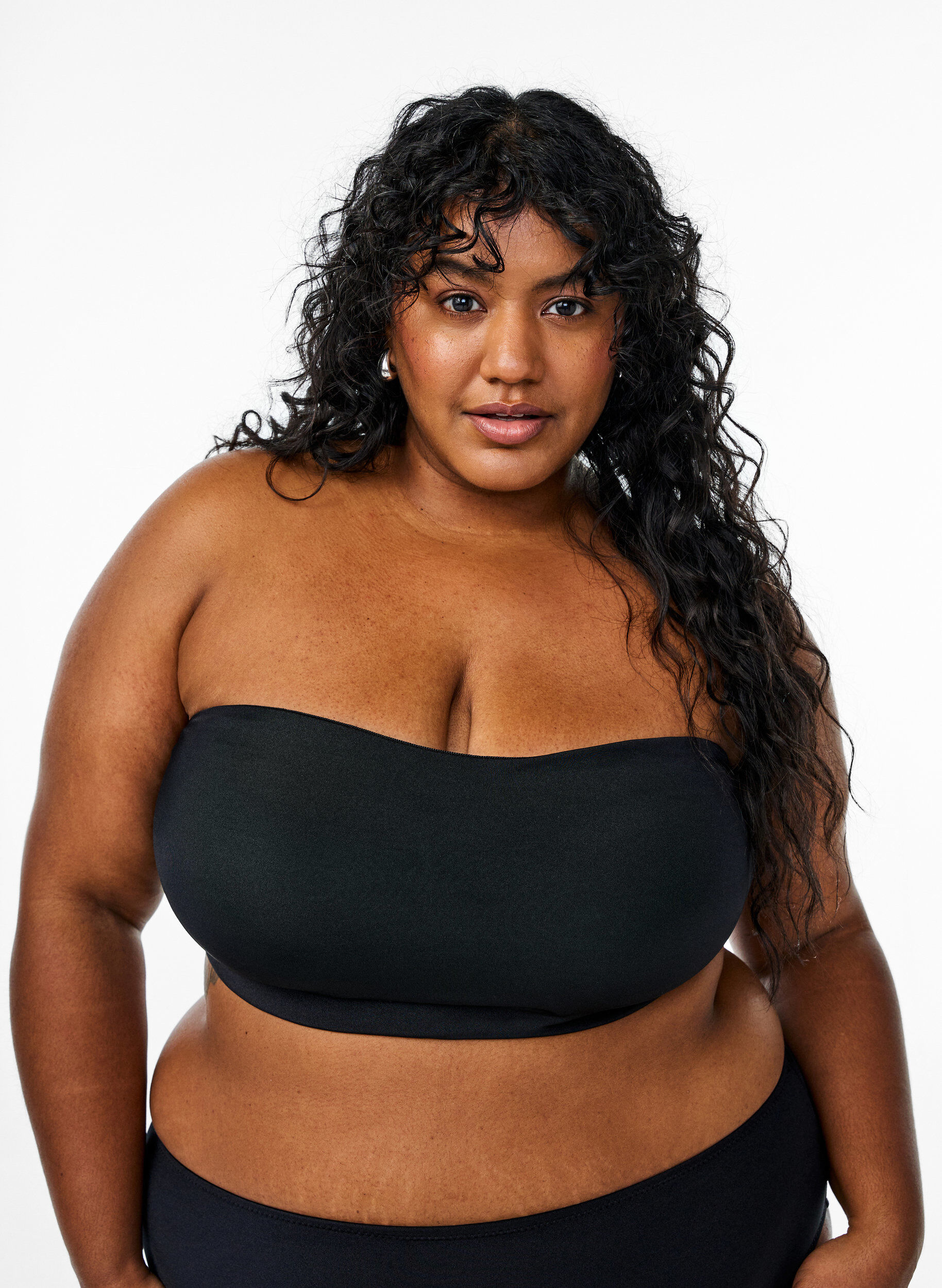 Einfarbiges Bandeau-Bikinioberteil, Schwarz, Model