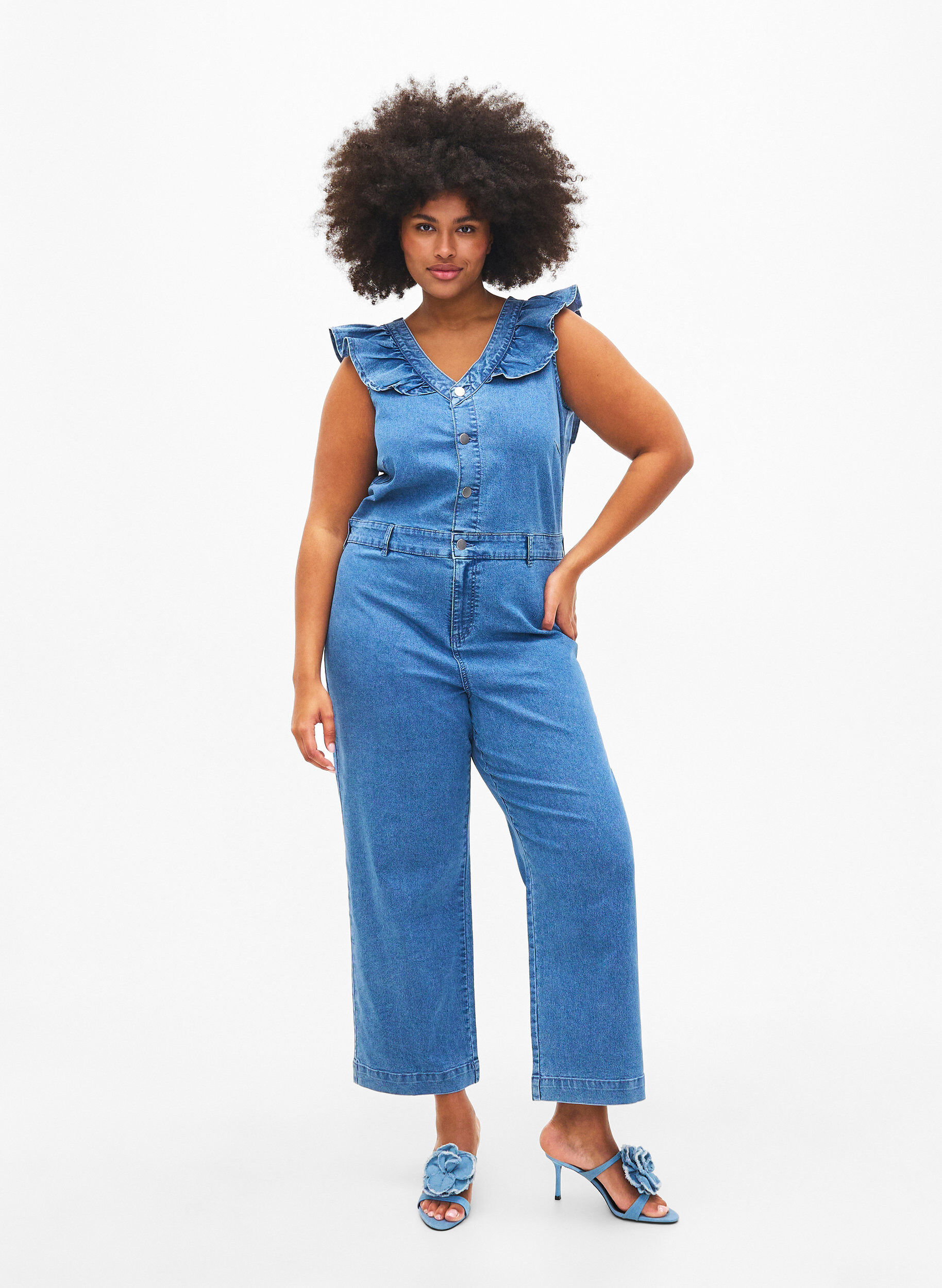 Zizzi Denim-Jumpsuit mit R&uuml;schen, Light Blue Denim, Model image number 0