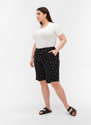 Bermuda-Shorts aus Viskose mit Print, Black AOP, Model image number 3