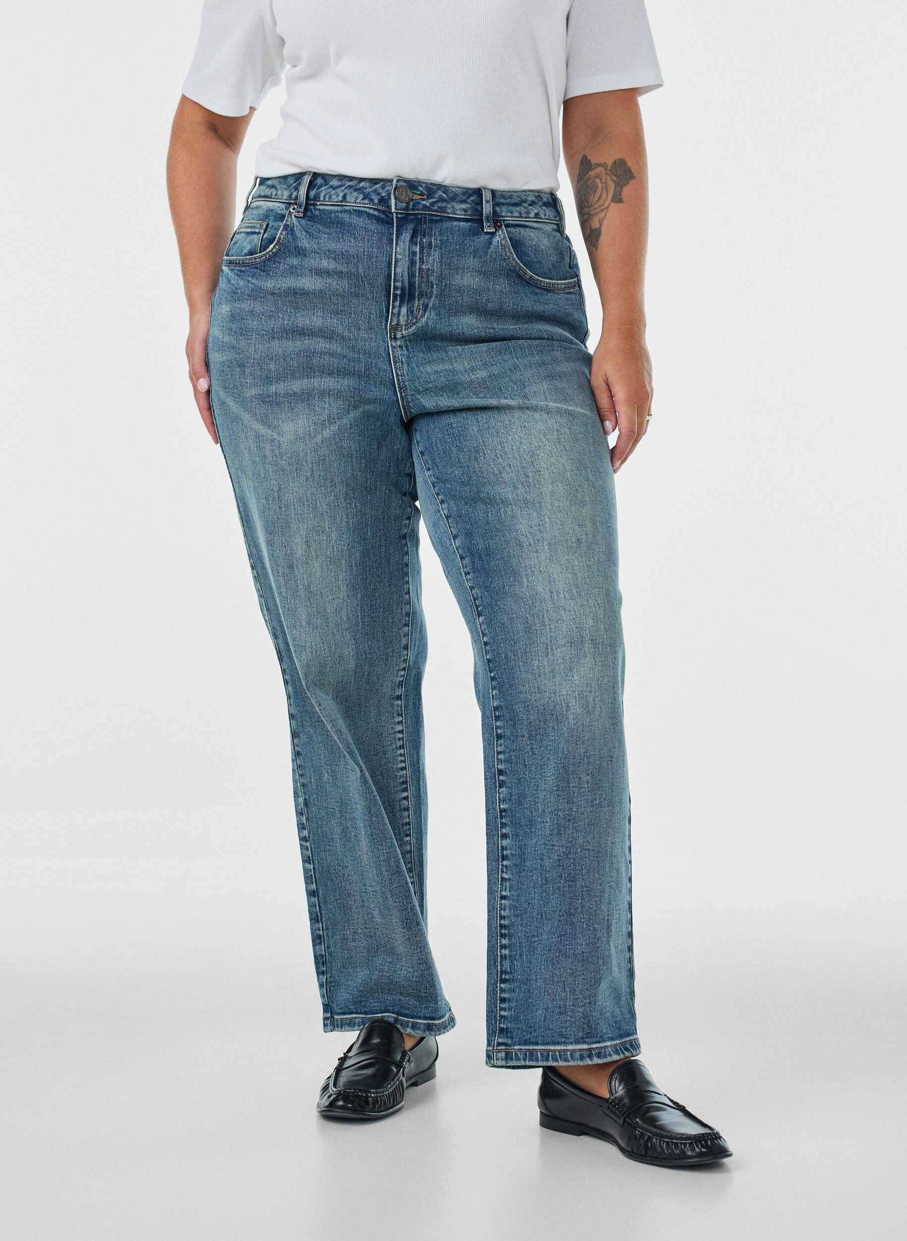 ZizziKiana Straight Fit Jeans mit leicht abgenutzter Optik, Blau, Model image number 2