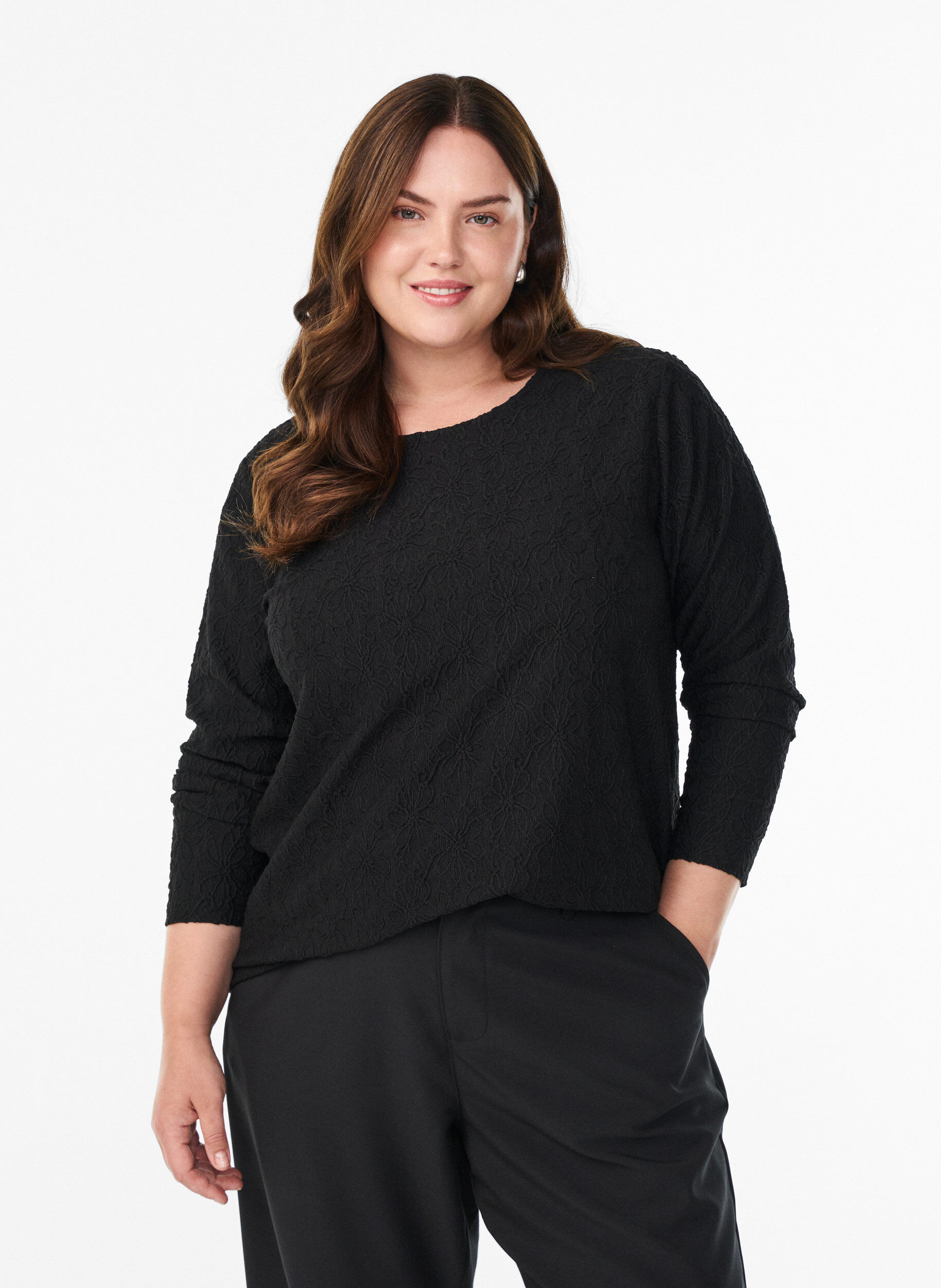 Zizzi Lang&auml;rmelige Bluse mit gebl&uuml;mter Struktur, Schwarz, Model image number 0