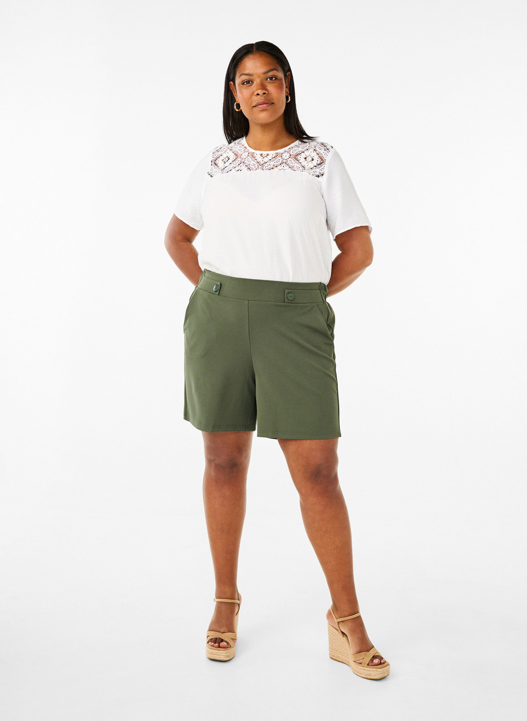 Zizzi Kurz&auml;rmelige Viskosebluse mit Spitzendetail, Bright White, Model image number 3