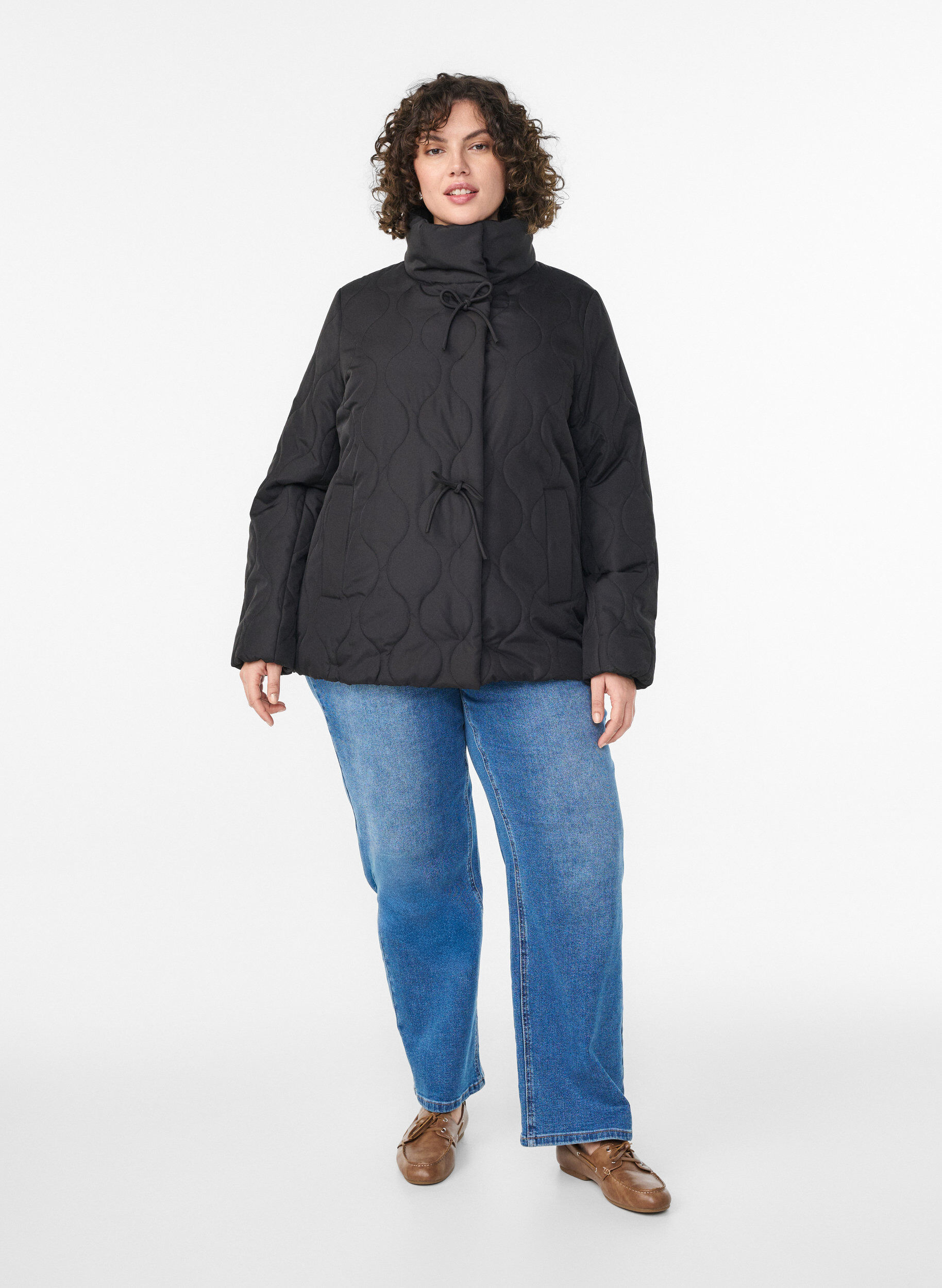 Zizzi Kurze Steppjacke mit Schleifen und hohem Kragen, Schwarz, Model image number 1