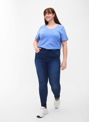 Einfarbiges basic T-Shirt aus Baumwolle, Blue Bonnet, Model image number 2