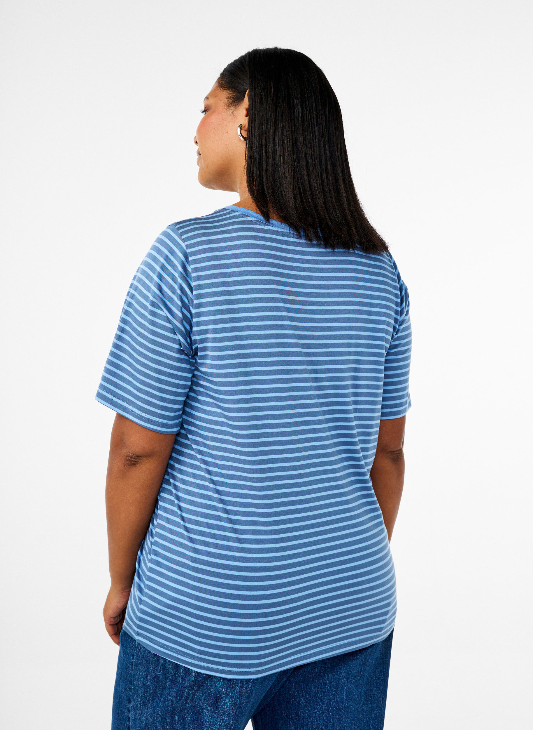 Zizzi T-Shirt mit TENCEL&trade; Lyocell und Streifen, Blau, Model image number 2