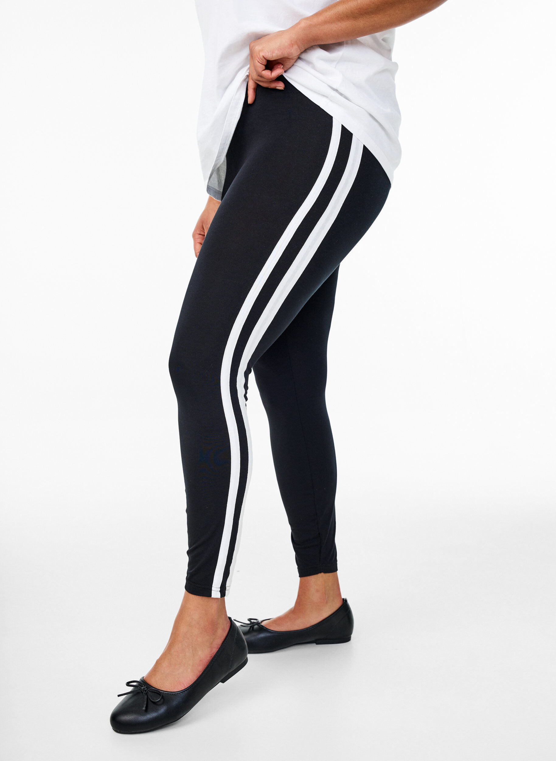 Zizzi Leggings aus Viskose mit Seitenstreifen, Black W. Stripe, Model image number 0
