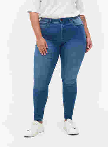 Super Slim Amy Jeans mit hoher Taille, Light blue, Model image number 2