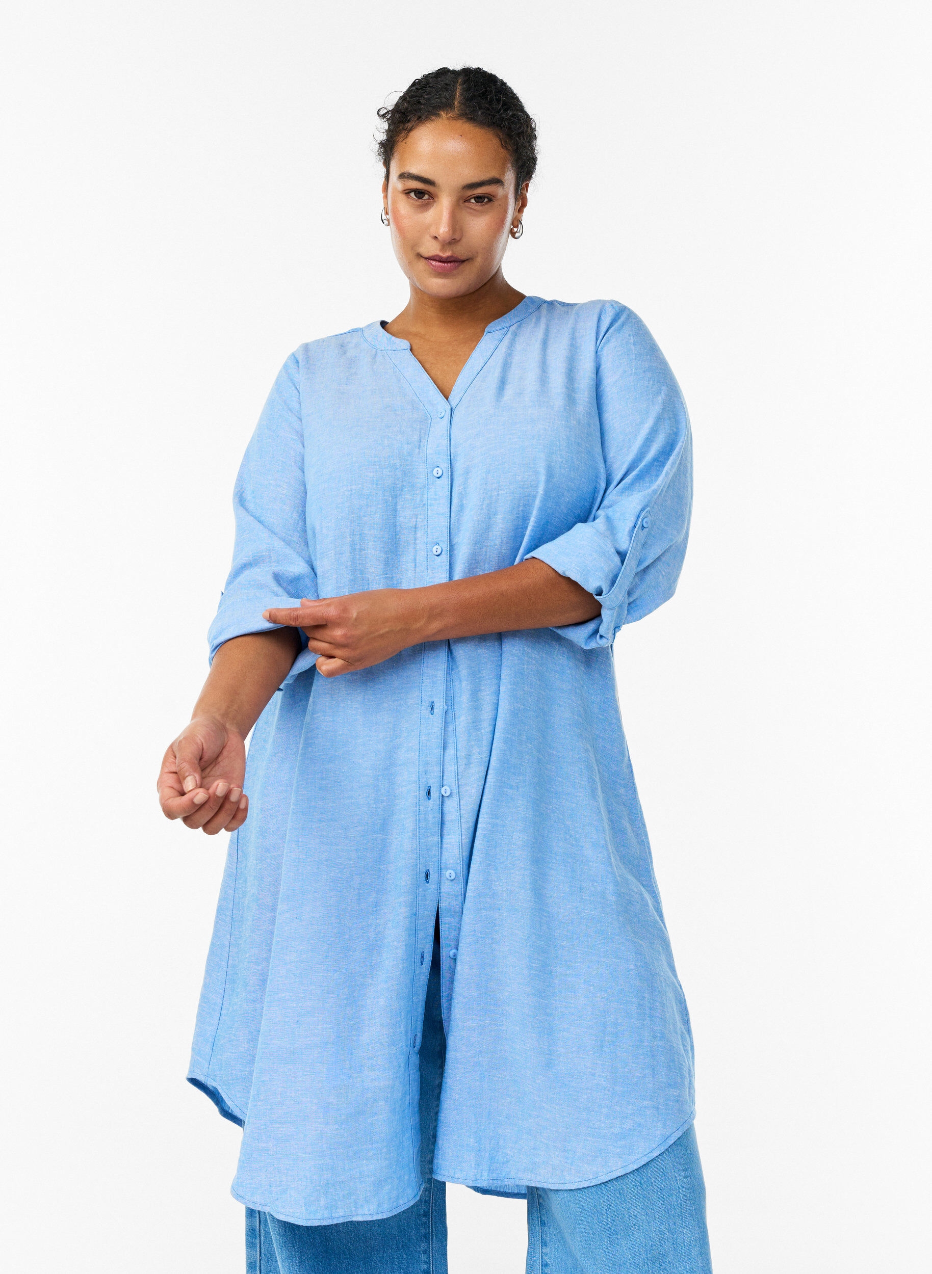 Lange Bluse aus Leinen und Viskose, Blau, Model