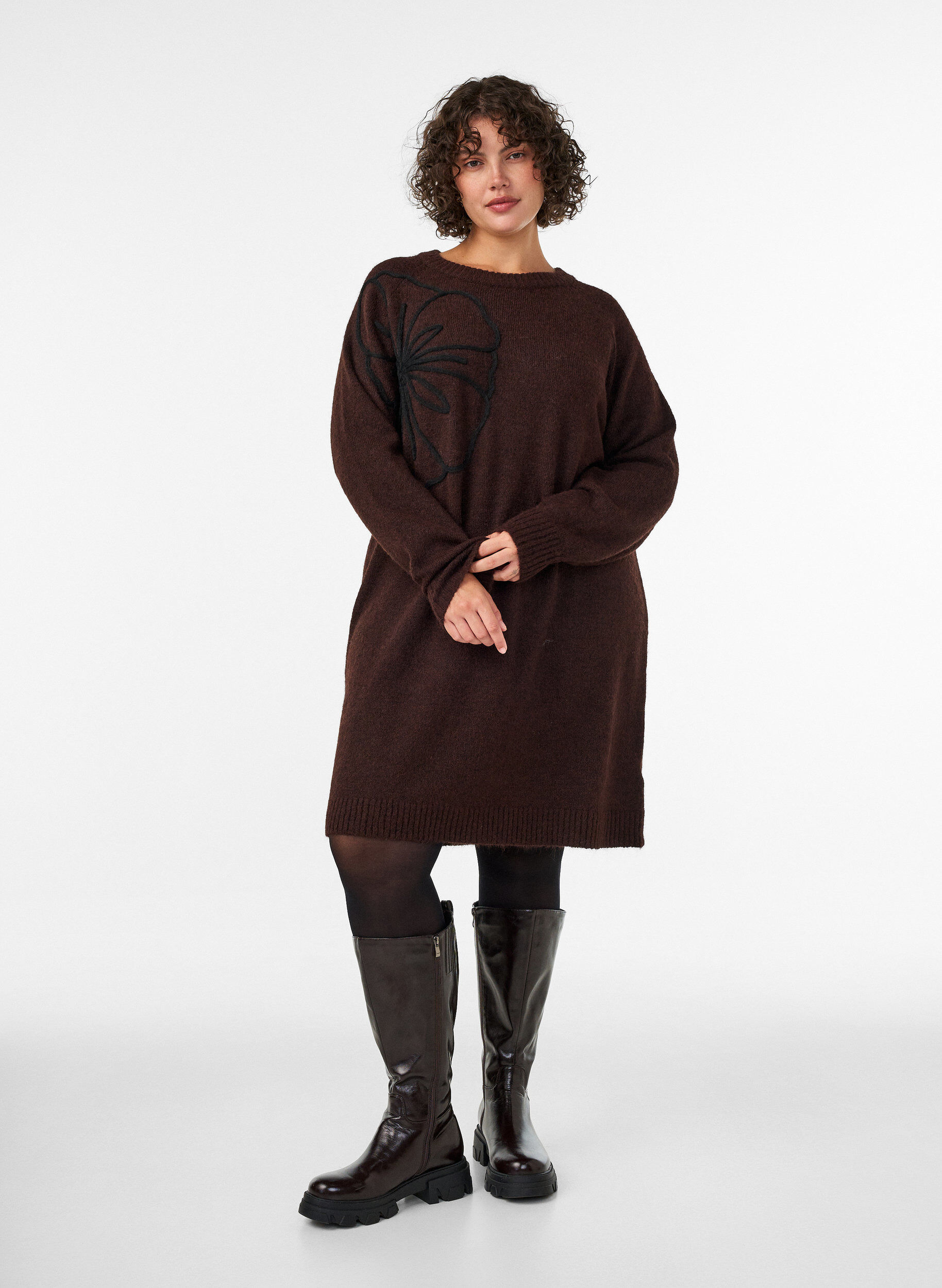 ZizziStrickkleid mit gro&szlig;er Blumenapplikation, Braun, Model image number 3