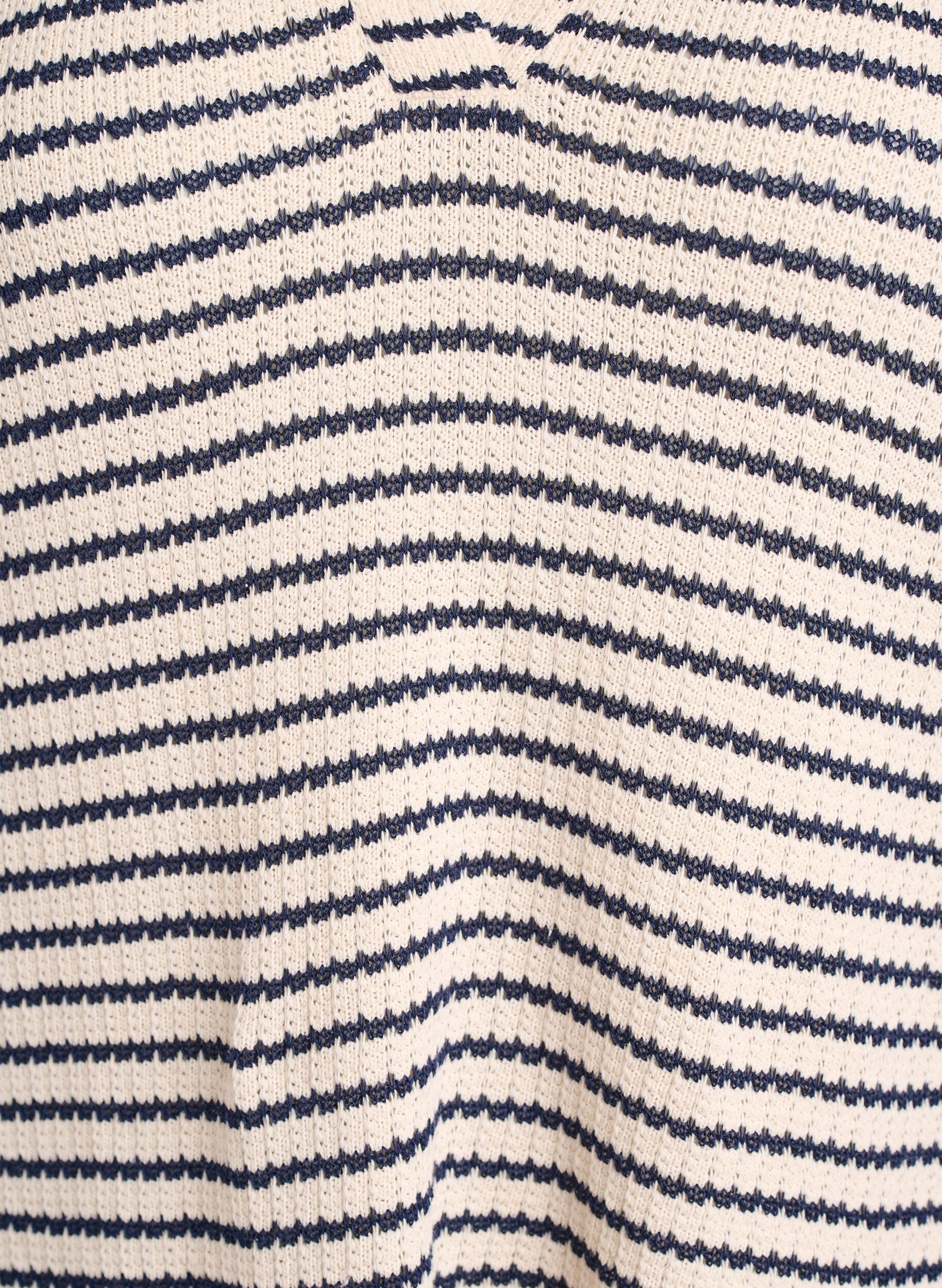 Zizzi Gestreifte Bluse aus Jersey mit Kragen und V-Ausschnitt, Beige, Packshot image number 2