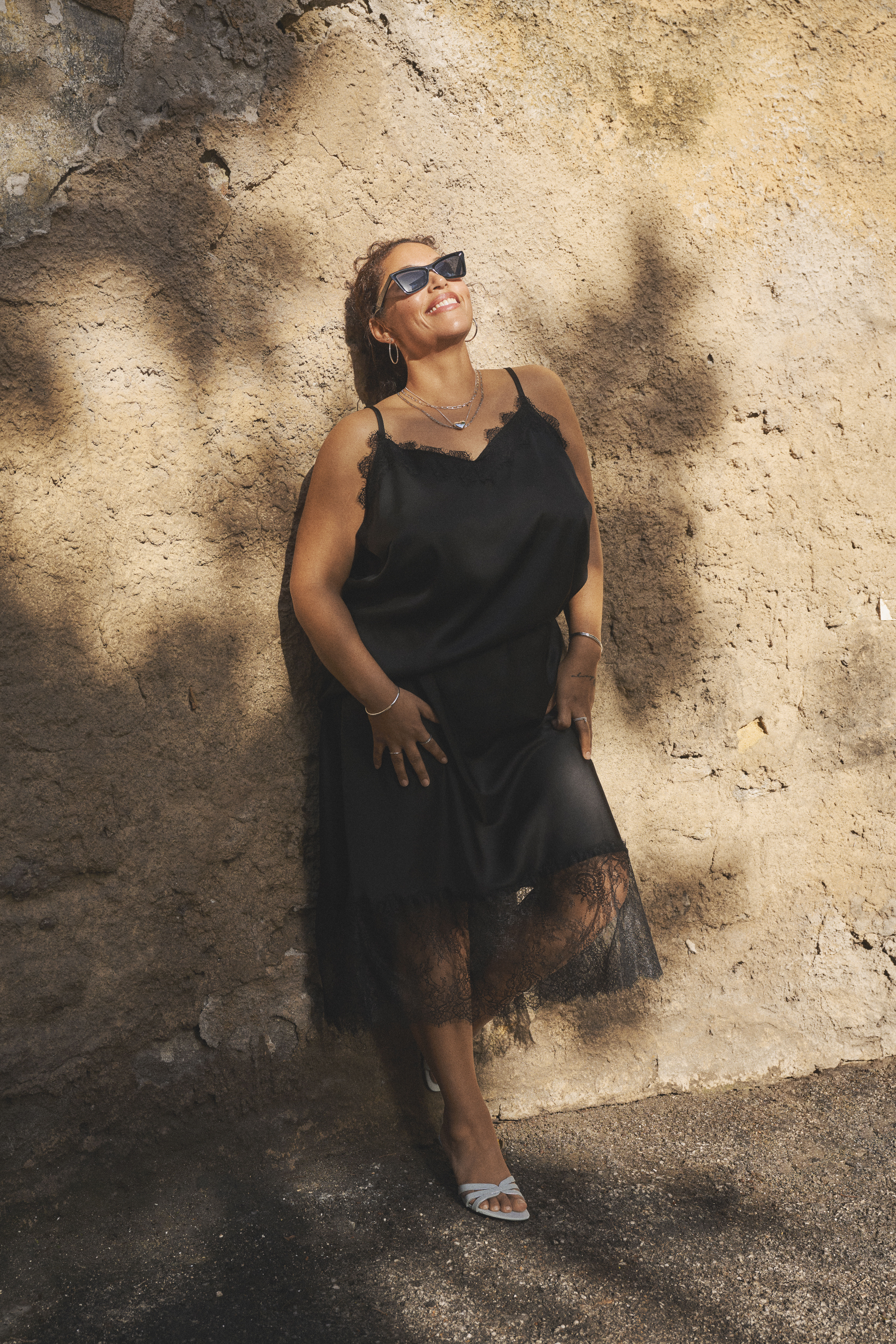 Zizzi Satinoptik mit Spitzenbesatz, , Model