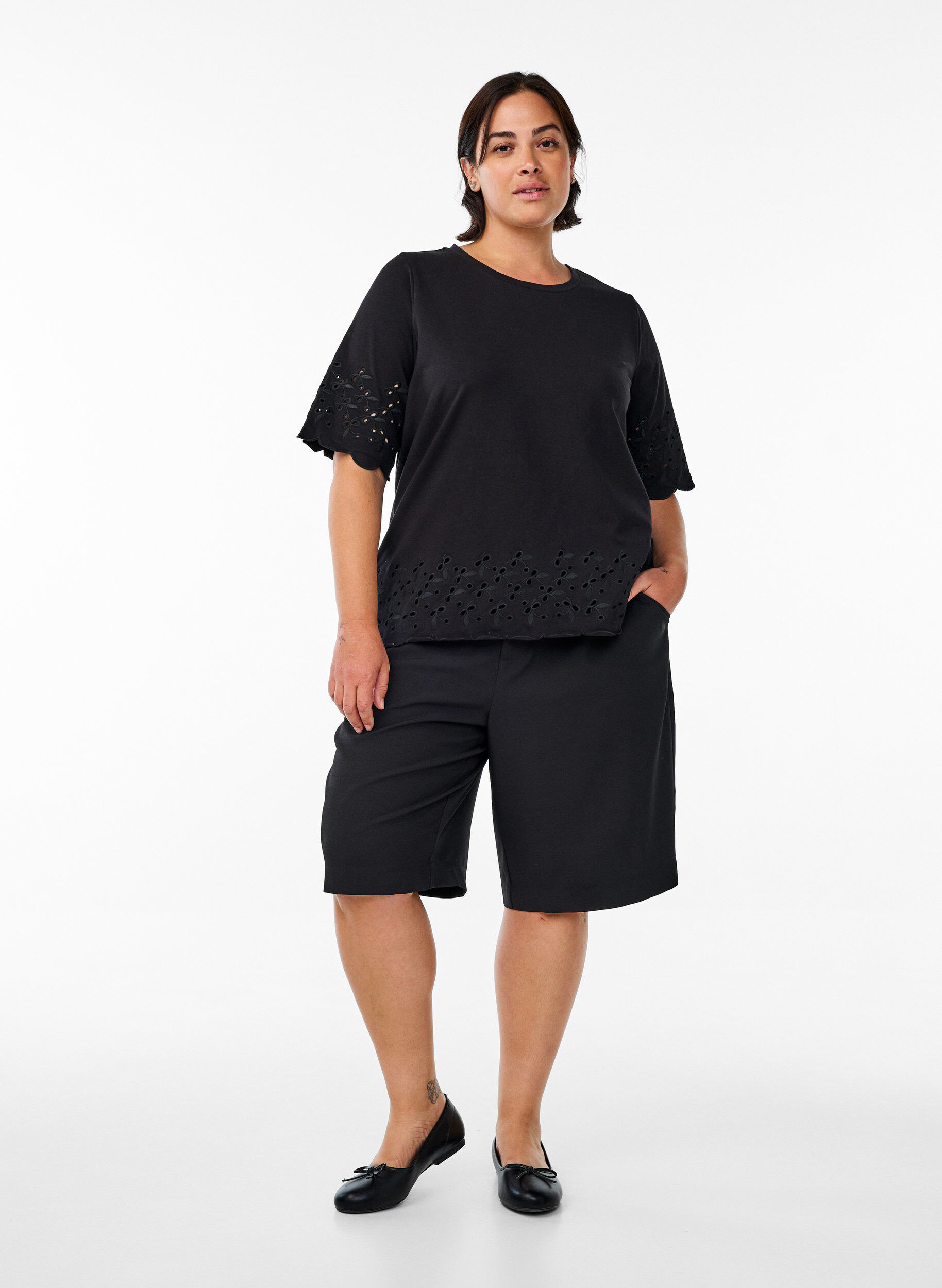 Zizzi T-Shirt Mit Broderie Anglaise Und Gewellten Kanten, Schwarz, Model image number 1