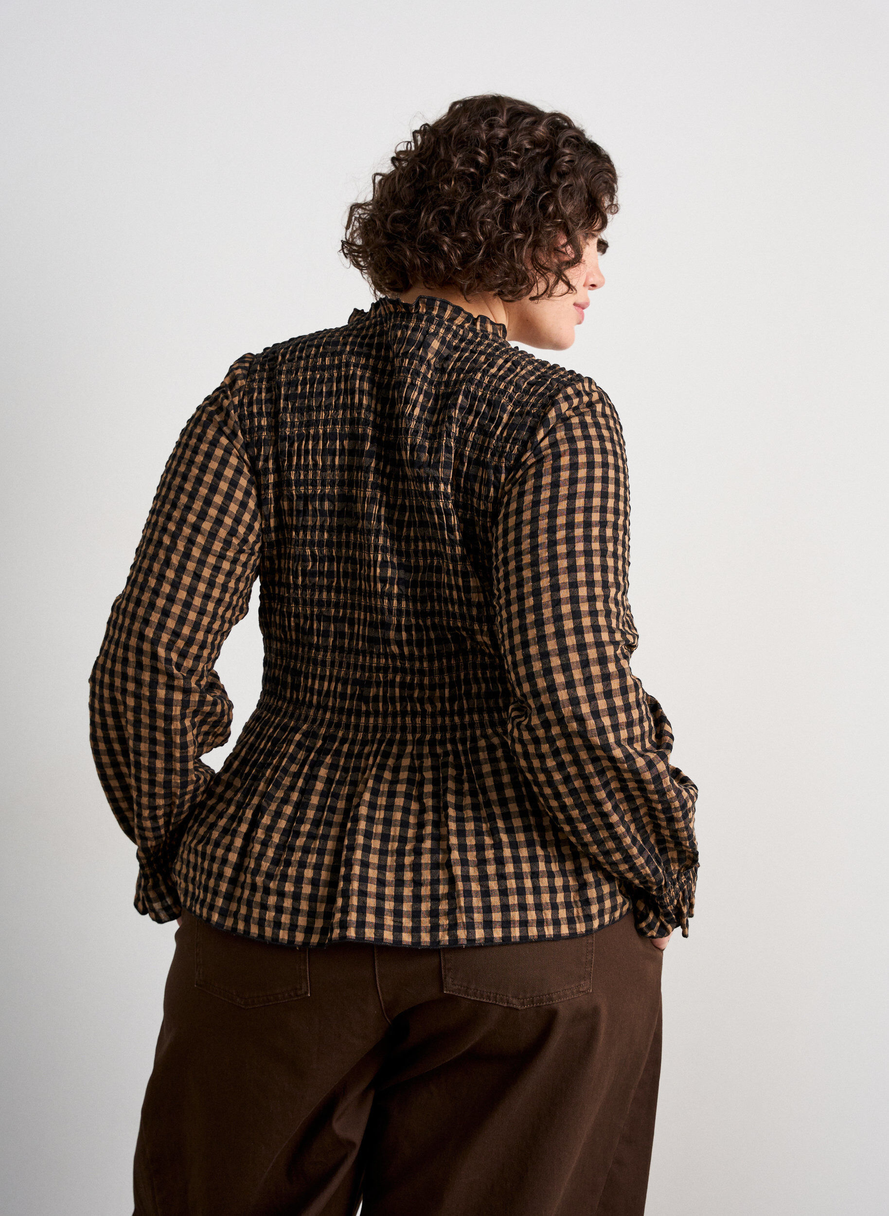 ZizziKarierte Bluse mit Smock und Sch&ouml;&szlig;chen, Braun, Model image number 2