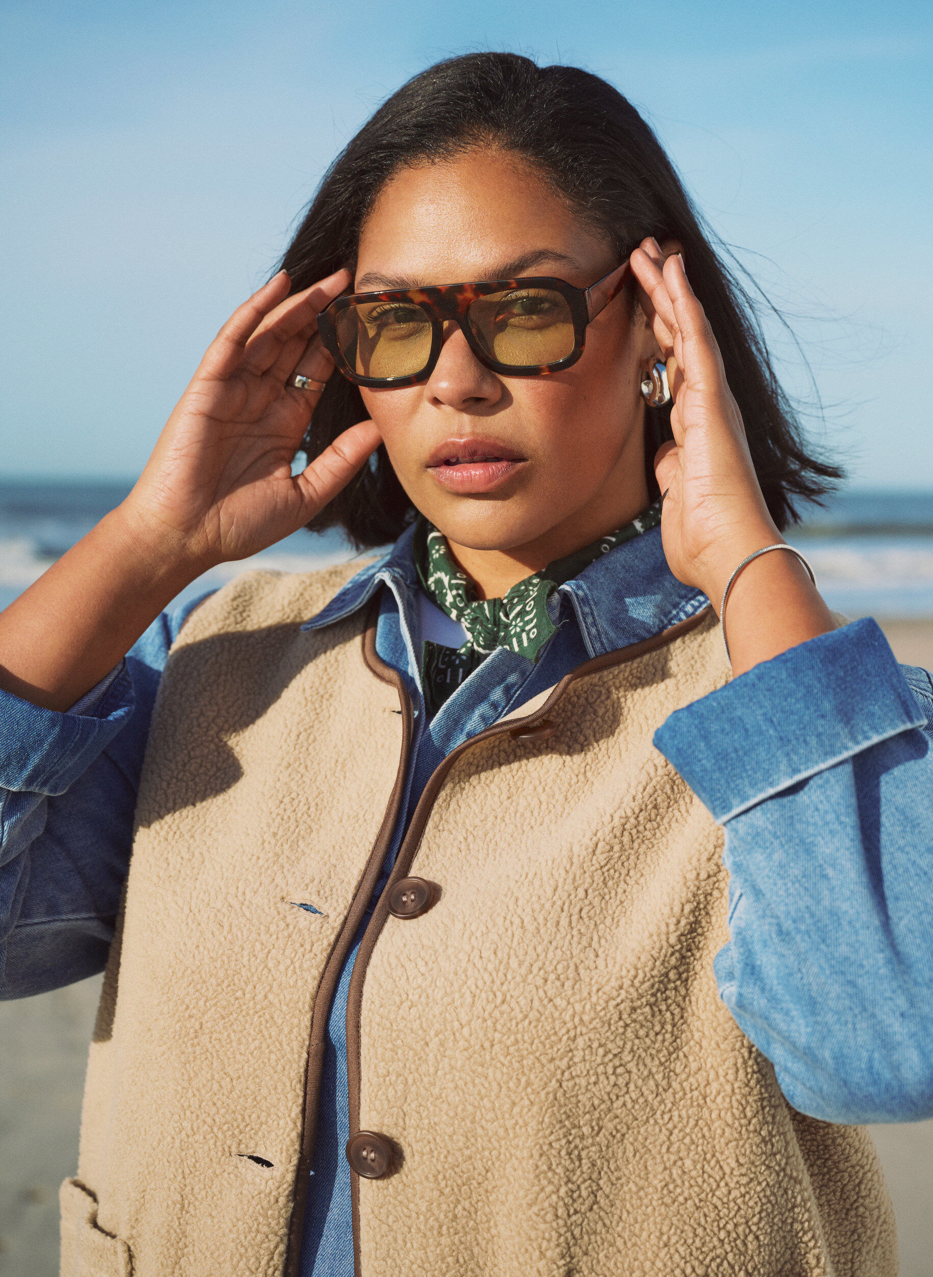 Zizzi Weste aus Teddyfleece mit kontrastfarbenen Details, Beige, Image image number 0