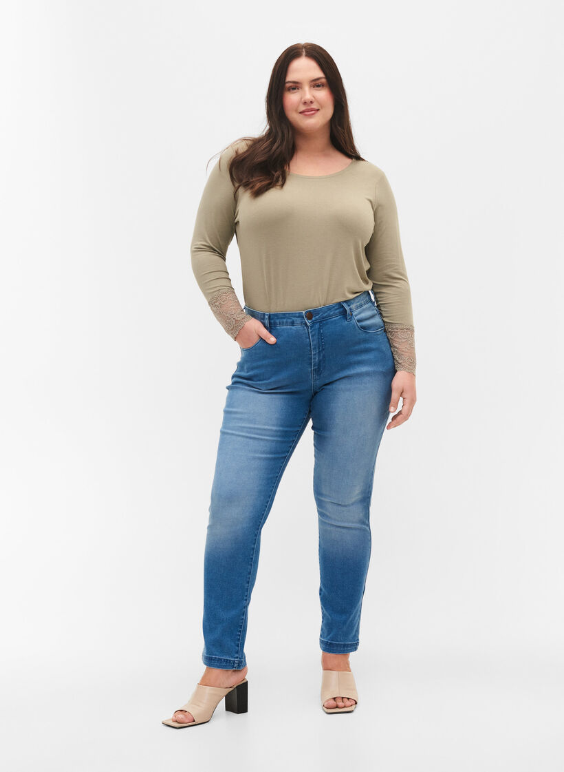 Slim Fit Emily Jeans mit normaler Taille, Light blue, Model