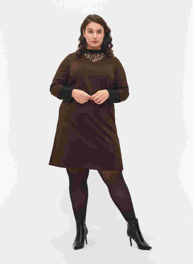 Einfarbiges Kleid mit V-Ausschnitt und 3/4 Ärmeln, Coffee Bean, Model image number 2