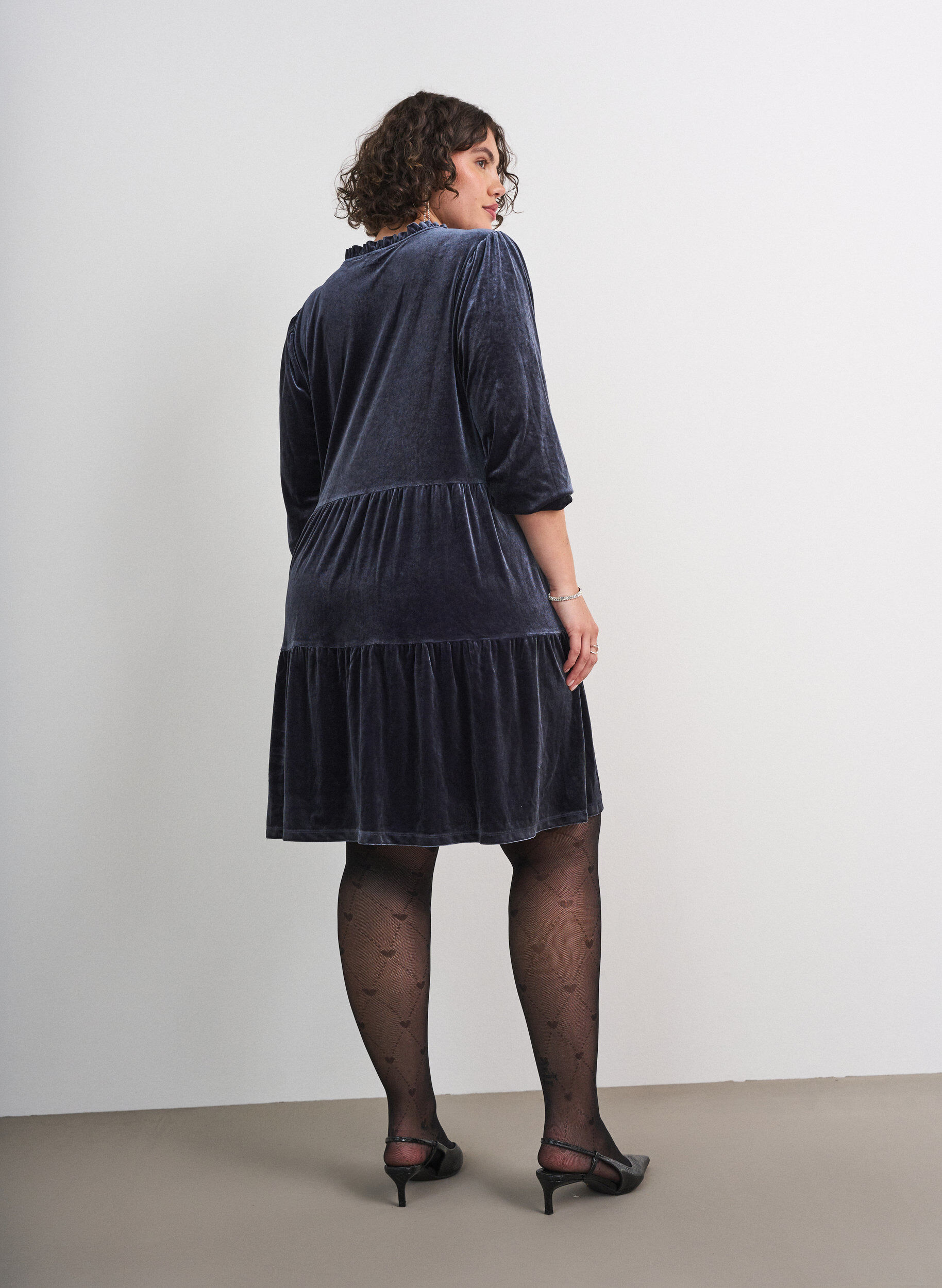 ZizziKurzes Kleid aus Velours mit R&uuml;schenkragen und langen &Auml;rmeln, Blau, Model image number 2